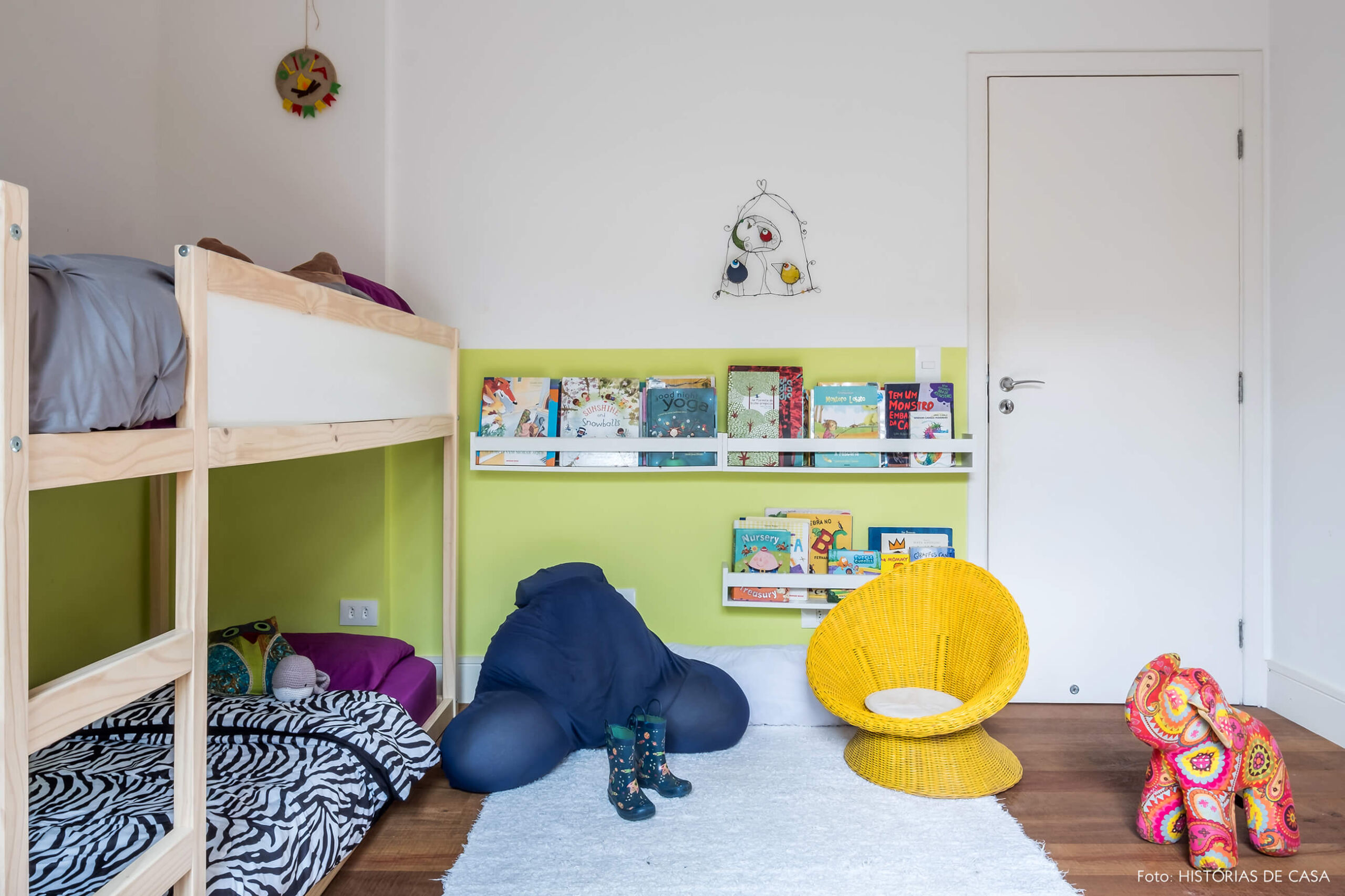 Quarto de criança com parede pintada de verde neon