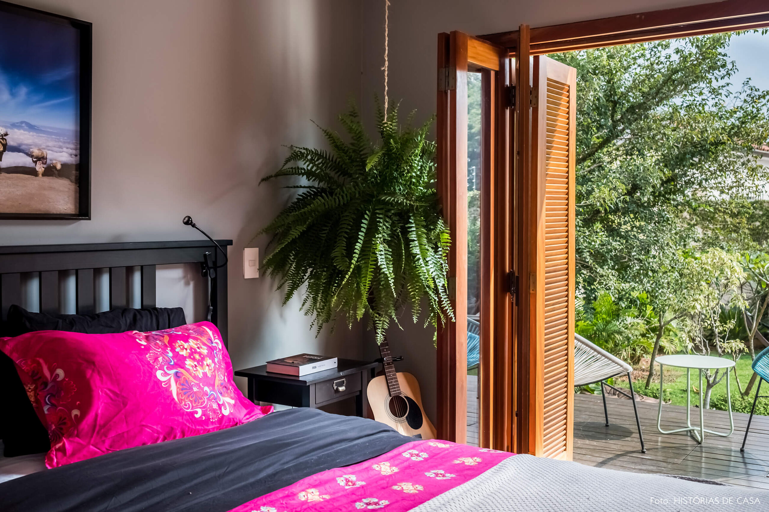 Quarto de casal com vista para o jardim. Portas com venezianas de madeira.