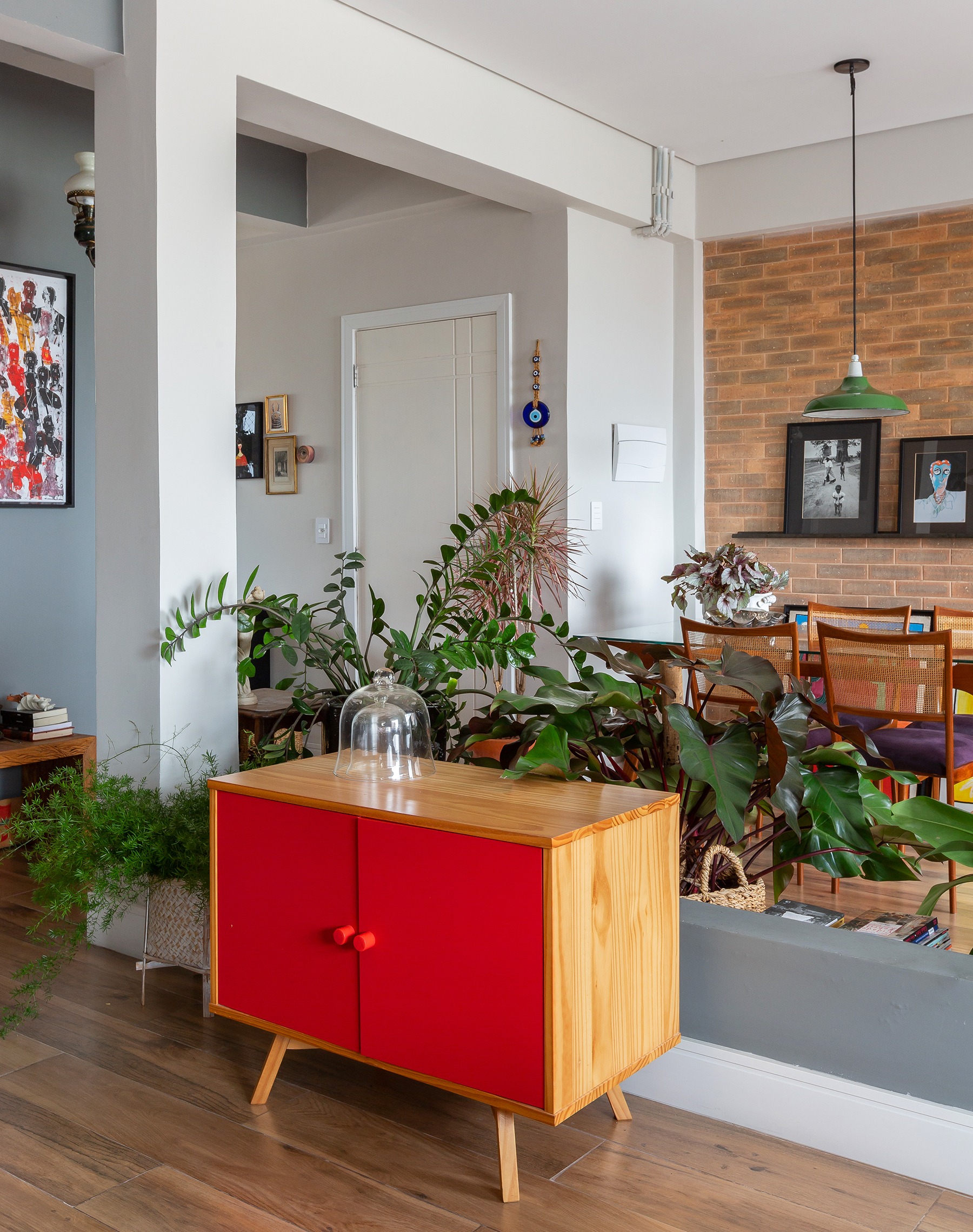 Apartamento pequeno com divisória de plantas e móvel colorido