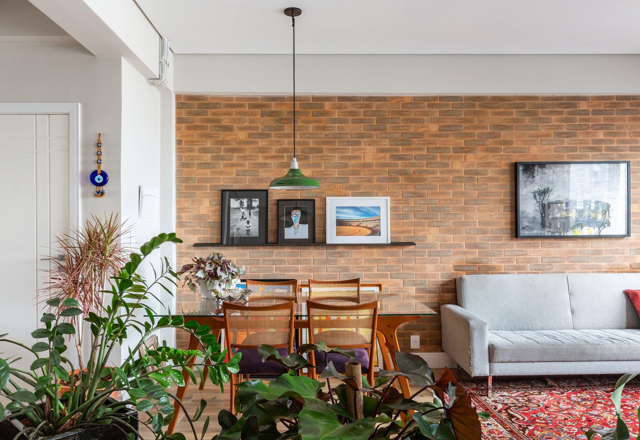 Apartamento pequeno com parede de tijolinho na sala