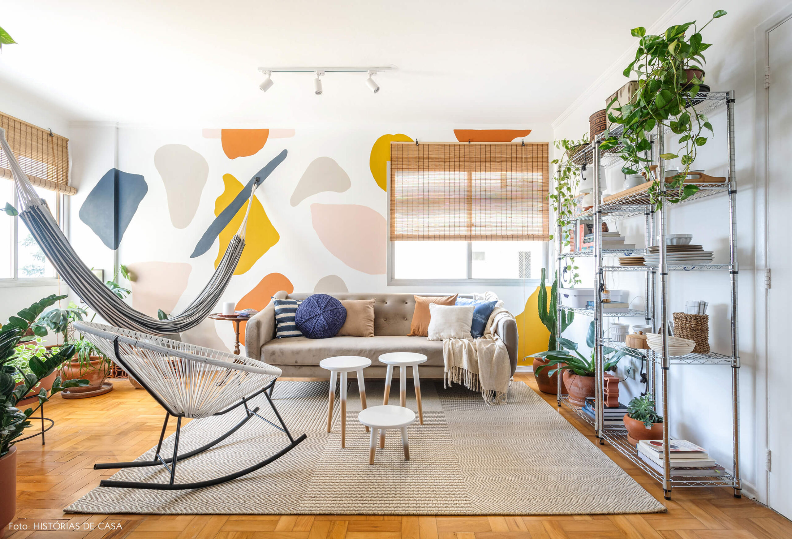 Antes e depois, sala nova e mais colorida após pequena reforma