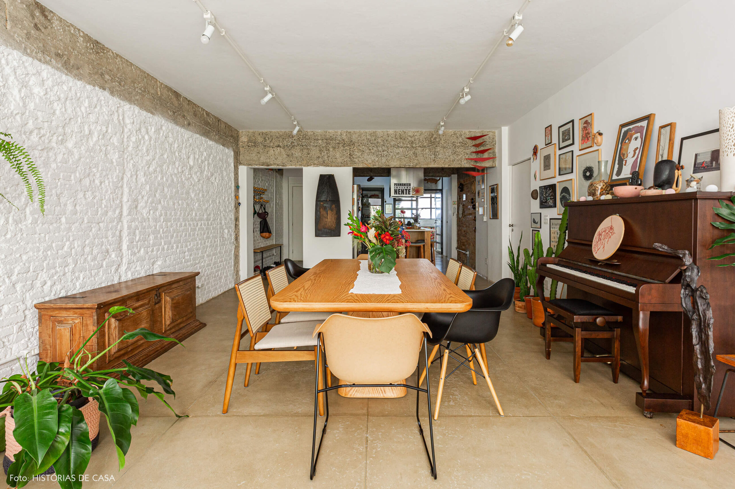 Apartamento térreo, sala de jantar integrada com paredes de tijolinho branco