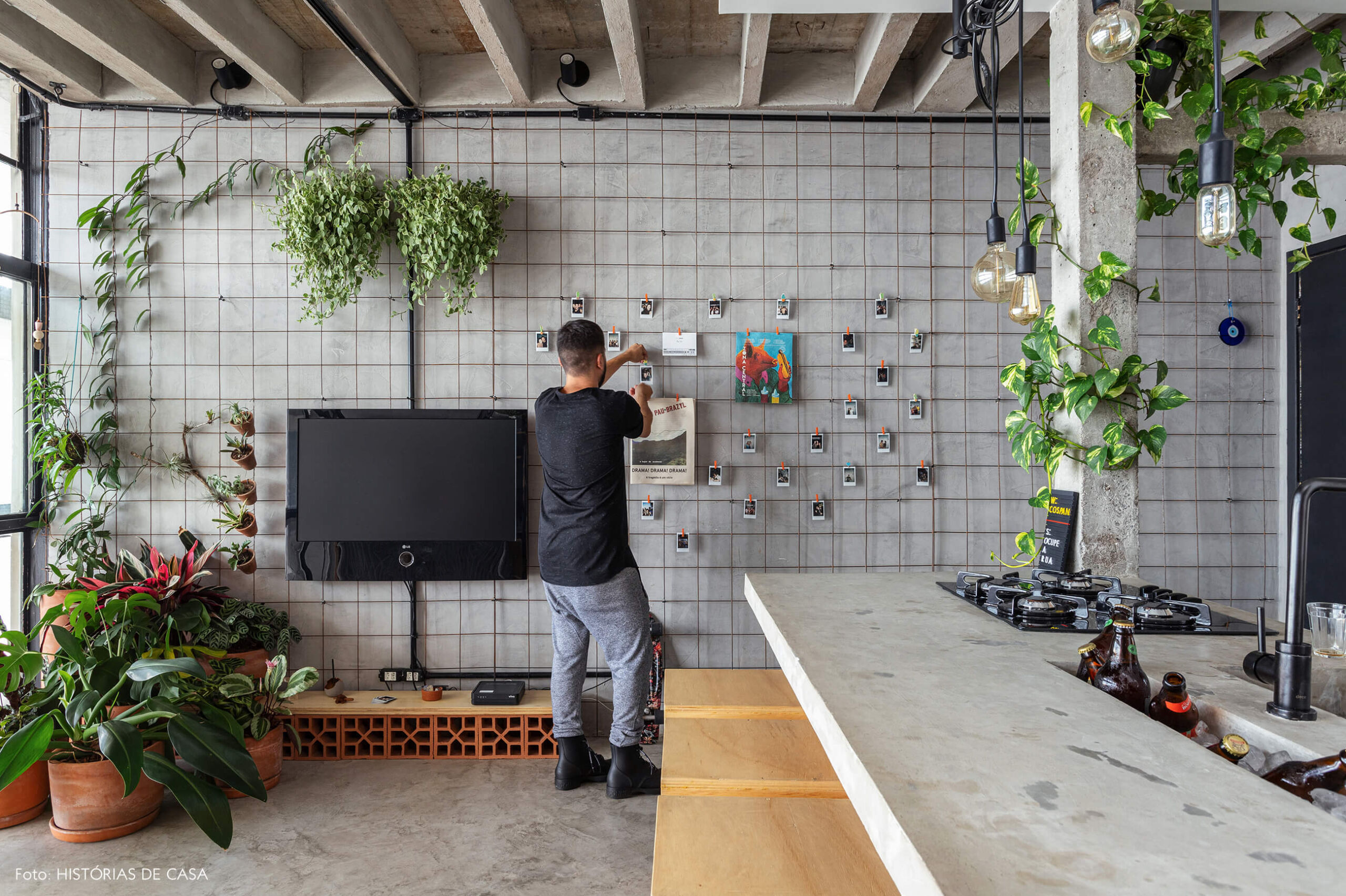 Apartamento pequeno no Copan, parede com tela metálica para fotos e plantas