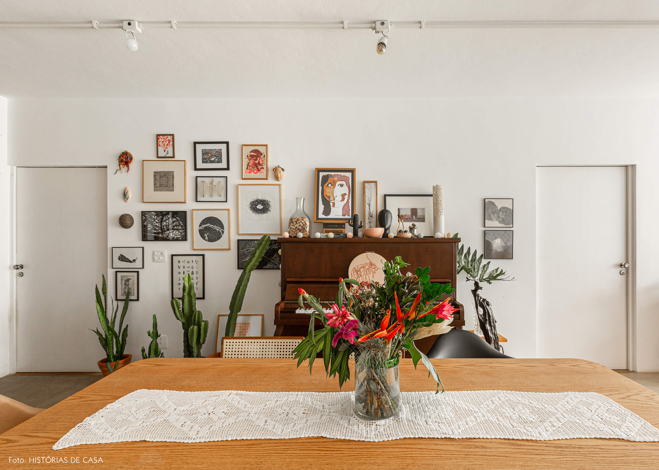 Apartamento térreo, sala de jantar com piano e muitos quadros