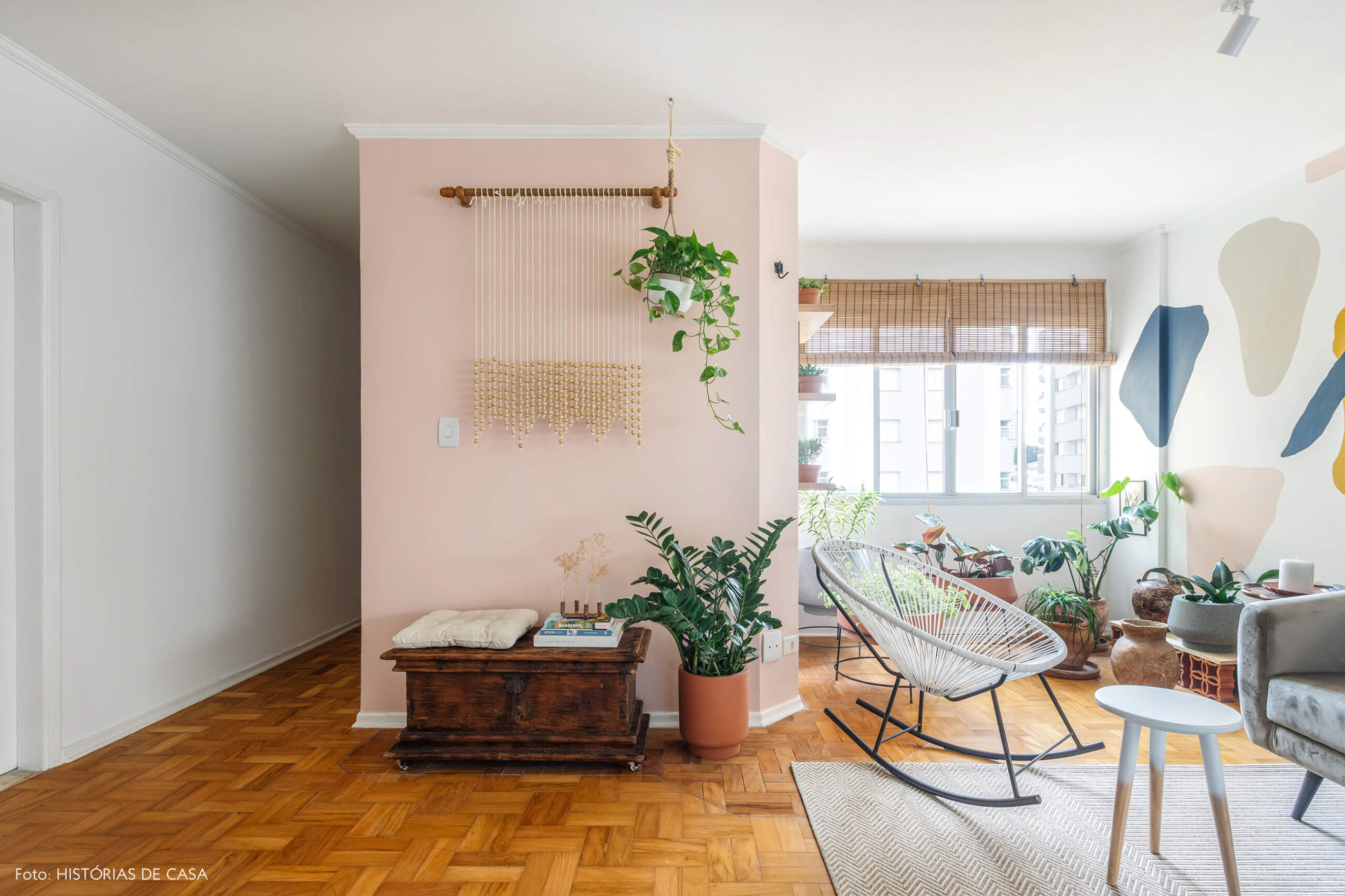 Antes e depois, sala nova e mais colorida após pequena reforma