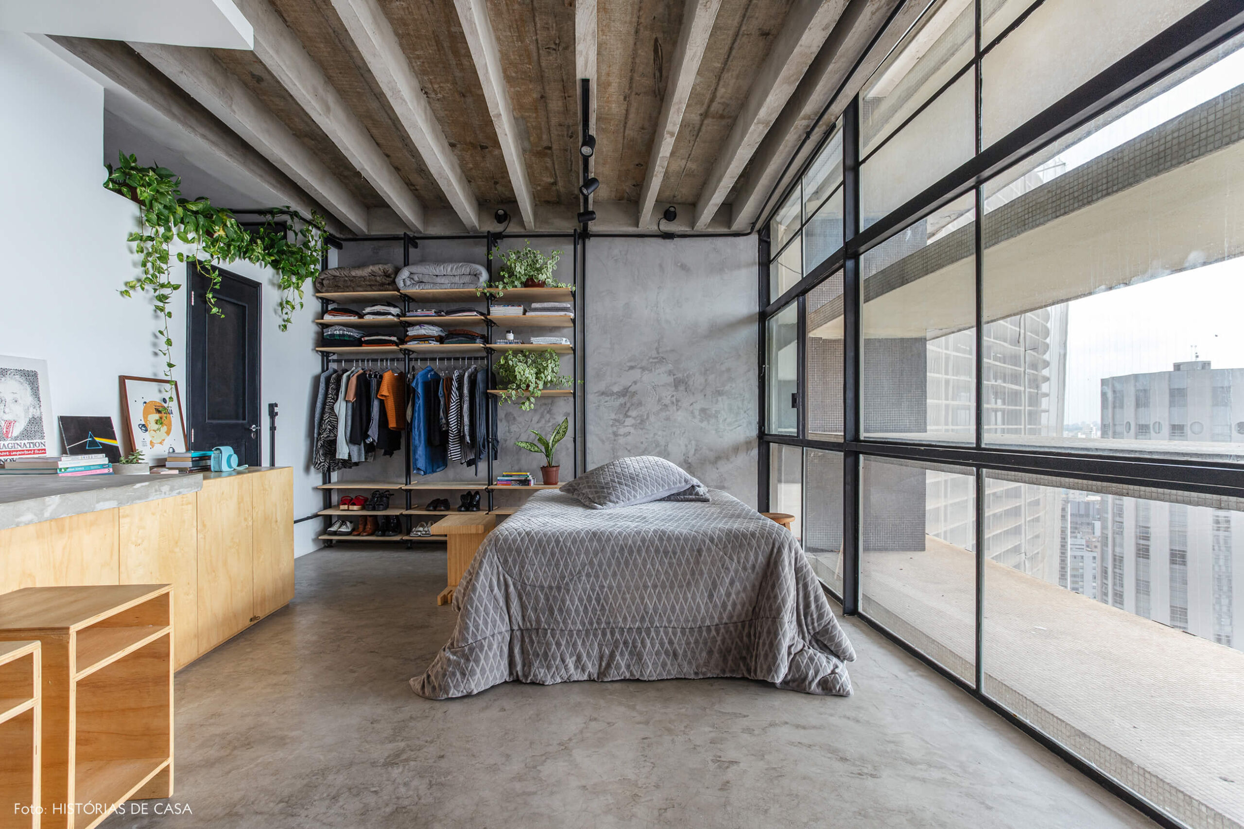 Apartamento pequeno no Copan, quarto integrado, paredes de cimento queimado