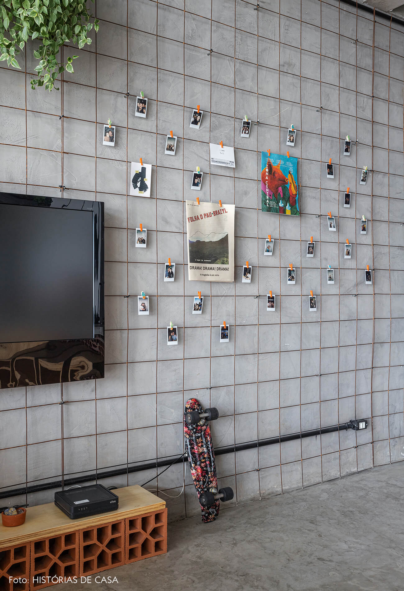 Apartamento pequeno no Copan, parede com tela metálica para fotos e plantas