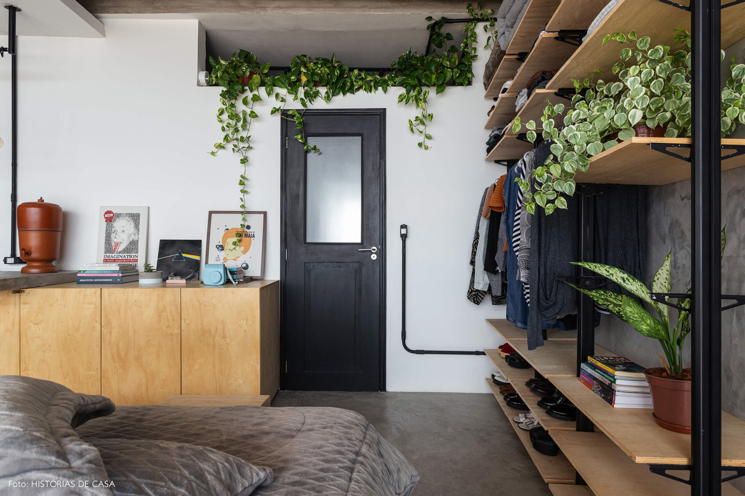 Apartamento pequeno no Copan, bancada de madeira e porta preta