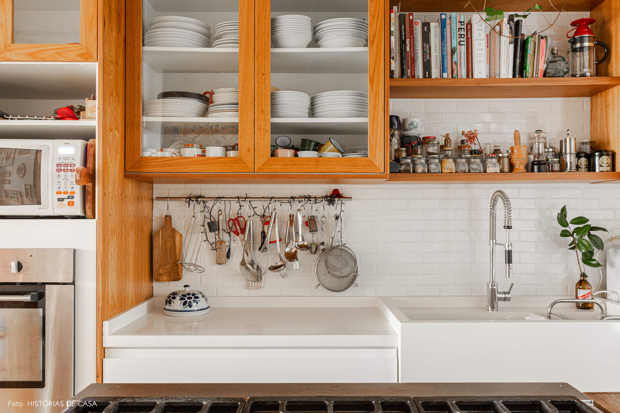 Apartamento térreo, cozinha com prateleiras abertas e portas de vidro