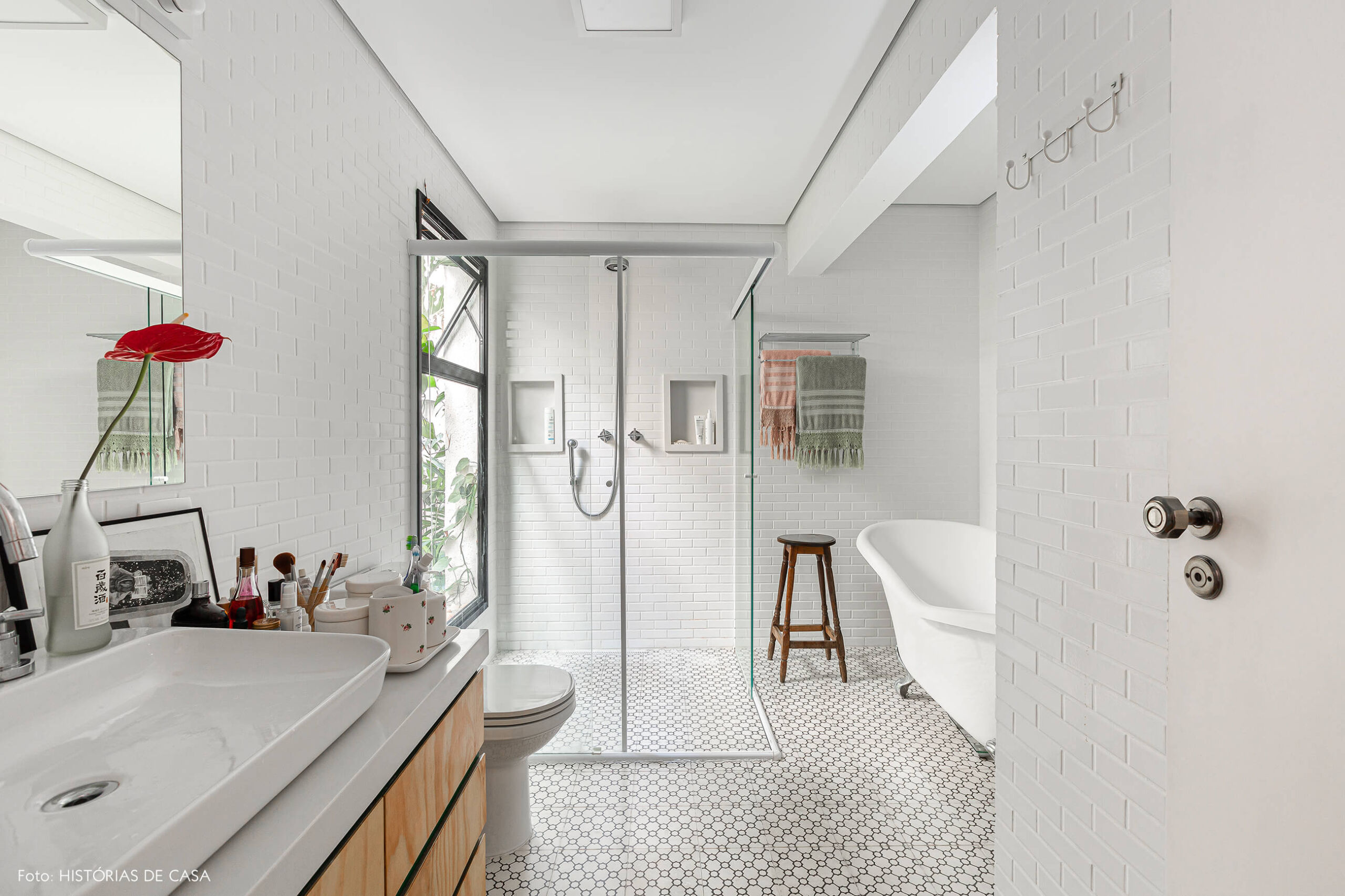 Apartamento térreo, banheiro com piso de ladrilhos hidráulicos e banheira