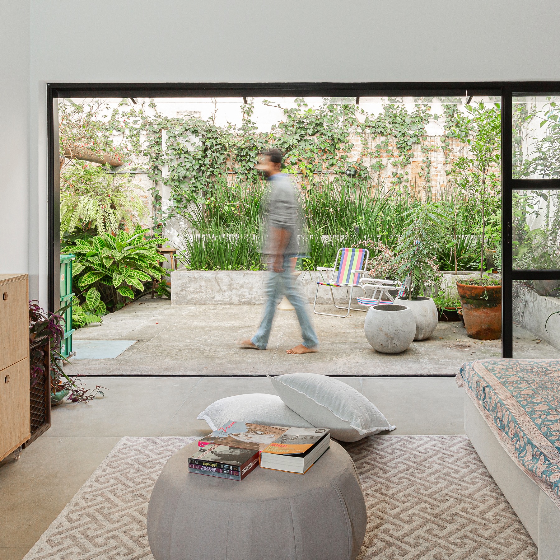 Apartamento térreo com sala integrada e jardim