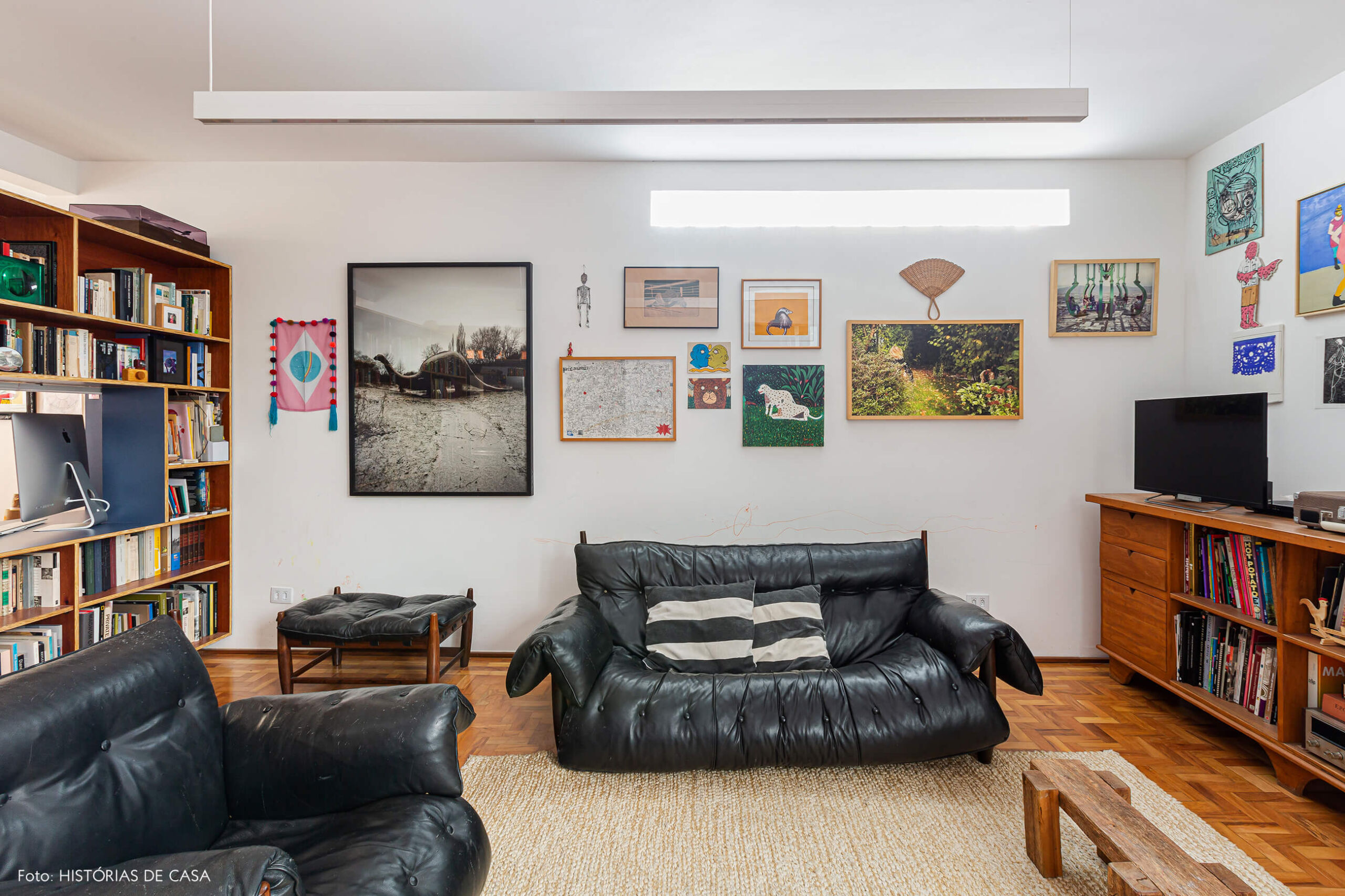 Apartamento reformado, sala com sofá de couro preto