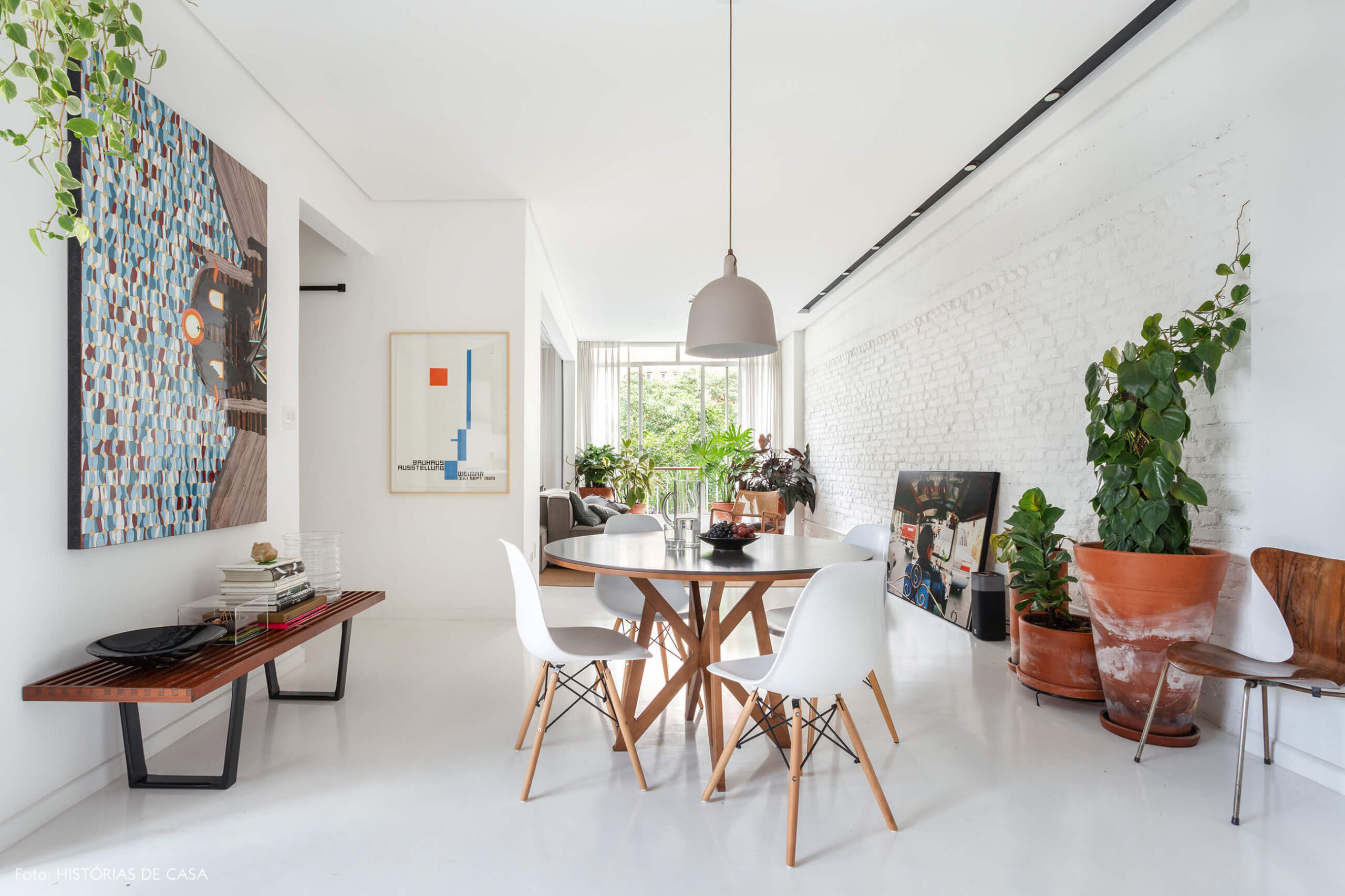 Apartamento escandinavo, sala de jantar com piso branco e mesa redonda