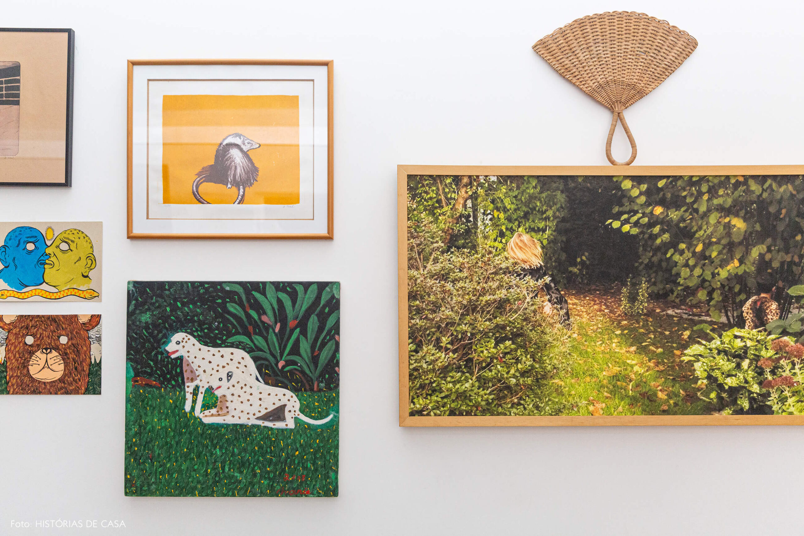 Apartamento reformado, parede de quadros e fotografias na sala