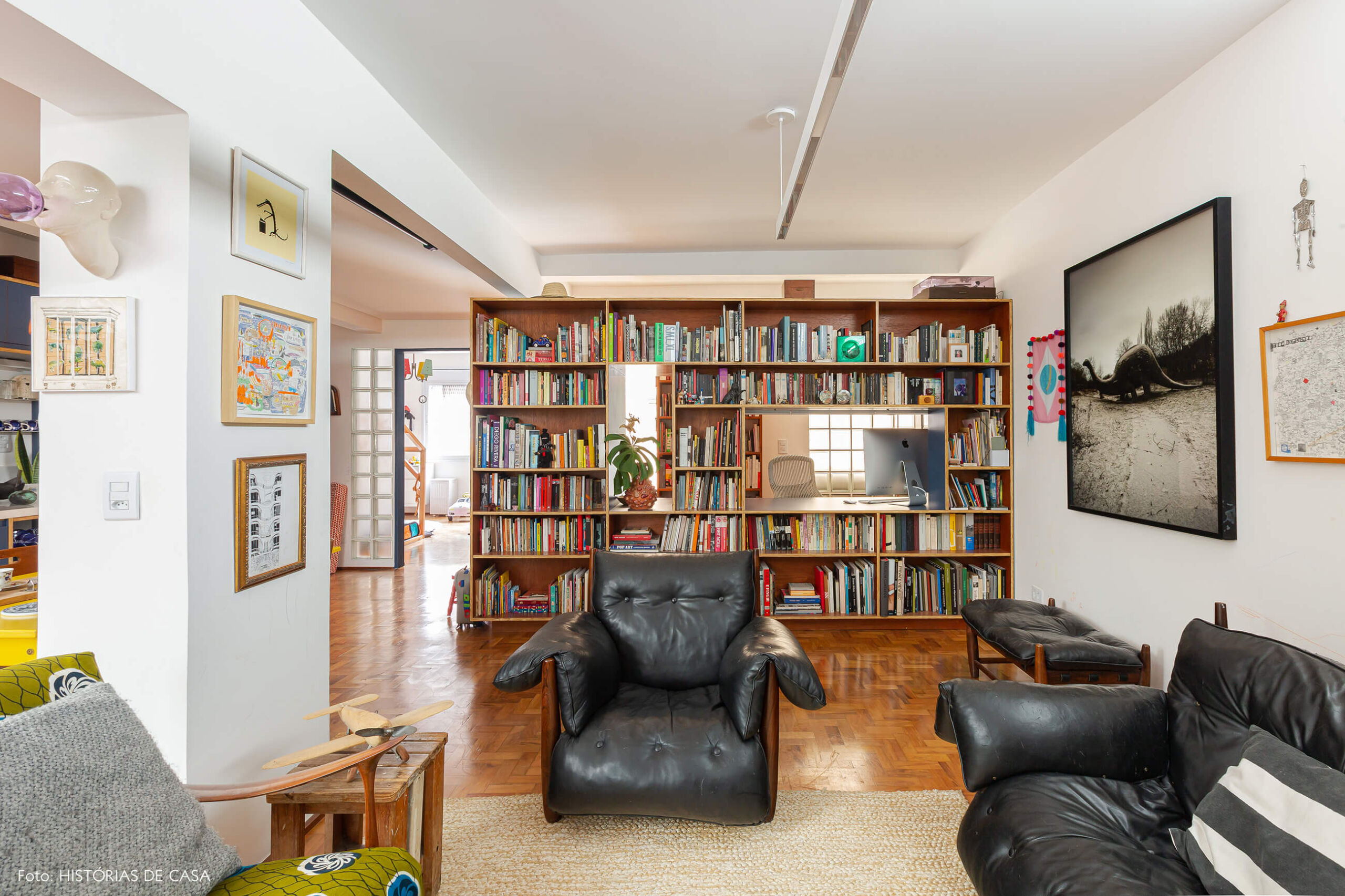 Apartamento reformado, sala com estante dupla face e poltrona Mole