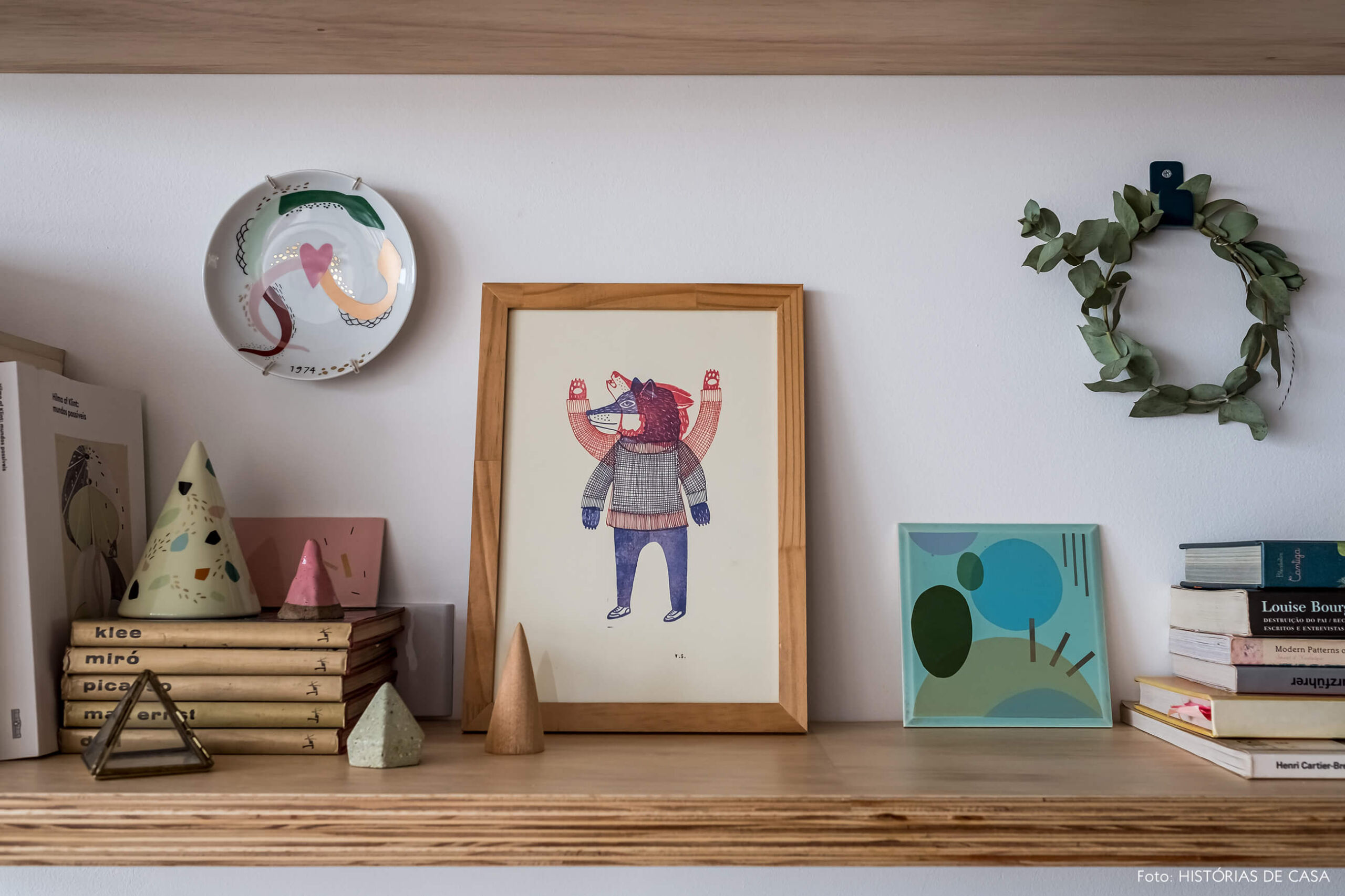 Prateleira de madeira com objetos afetivos