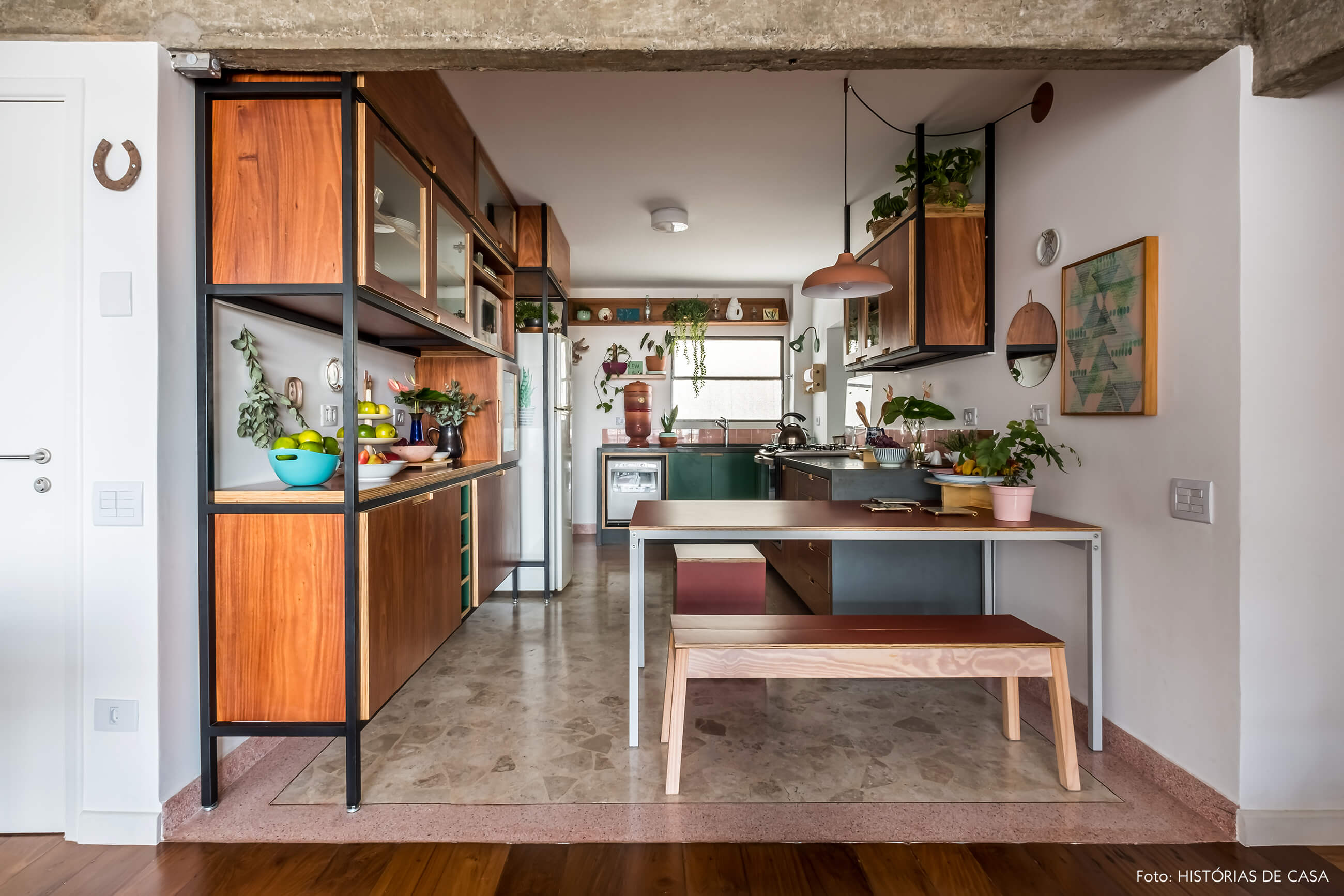 Apartamento com cozinha integrada e piso de granilite