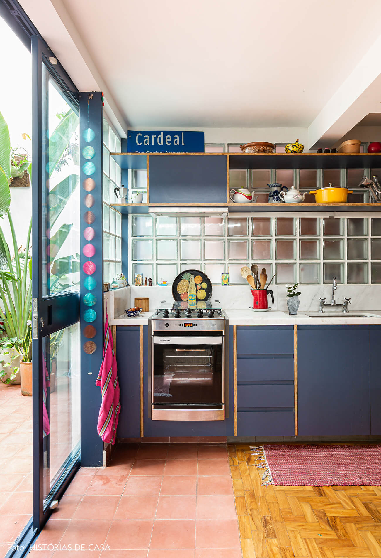 Apartamento reformado, cozinha com armários azuis