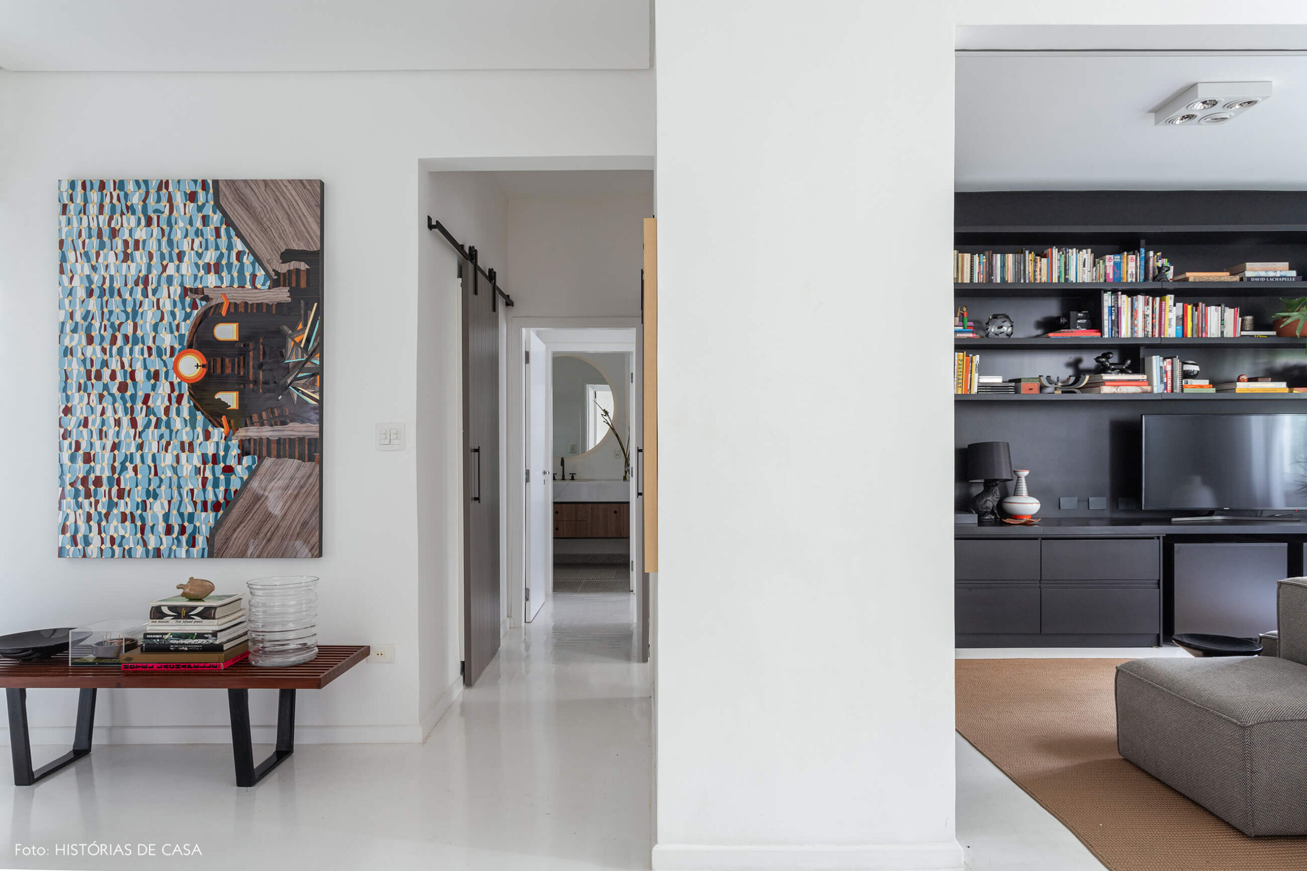 Apartamento escandinavo, sala com piso de tacos pintado de branco