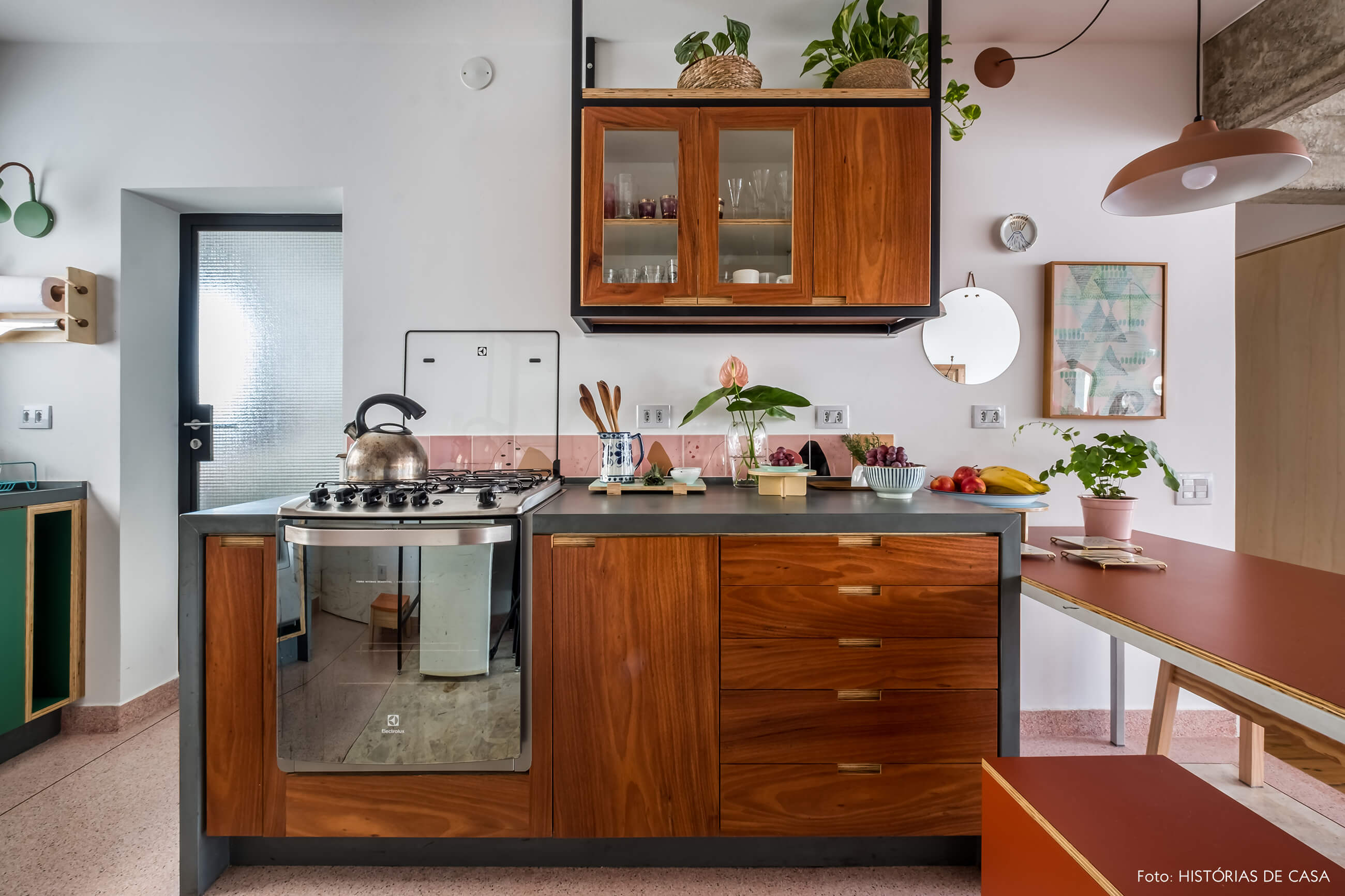 Cozinha com armários de marcenaria e serralheria, frontão de azulejos rosa
