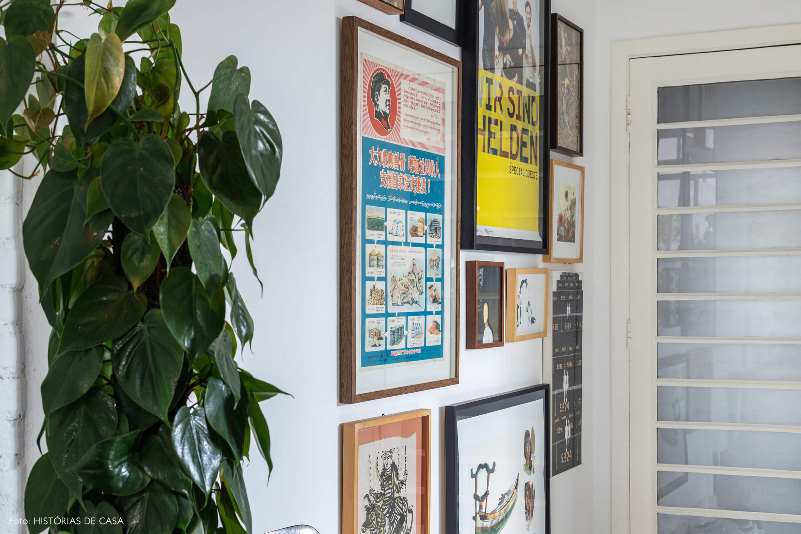 Apartamento escandinavo, parede de quadros e porta de vidro