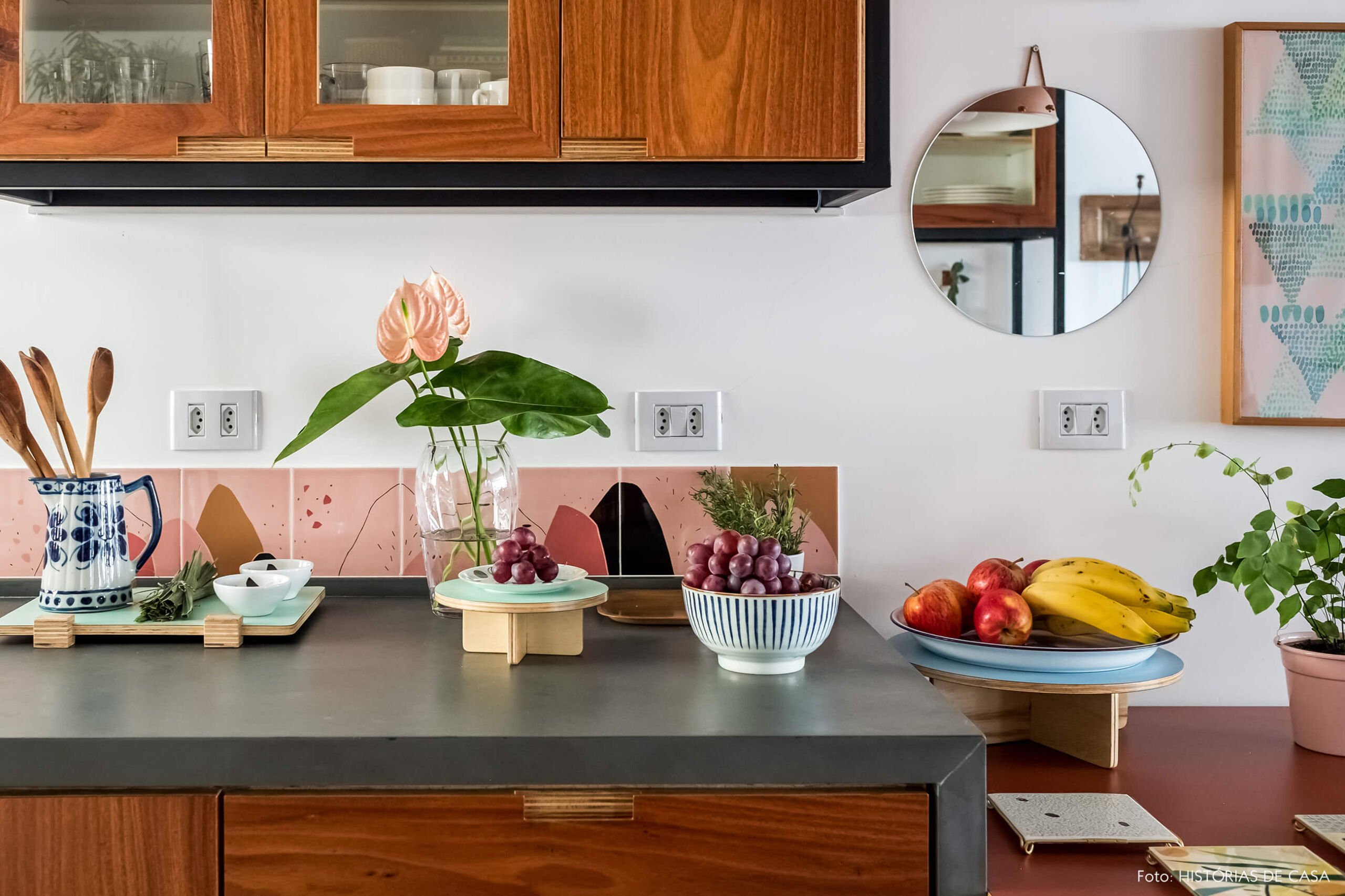 Cozinha com armários de marcenaria e serralheria, frontão de azulejos rosa