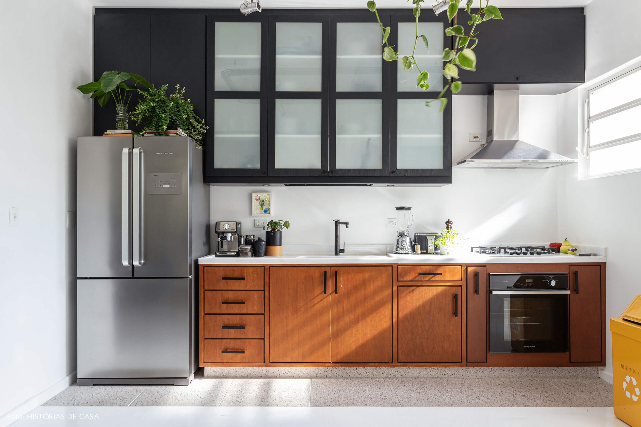 Apartamento escandinavo, cozinha com piso pintado de branco e armários pretos