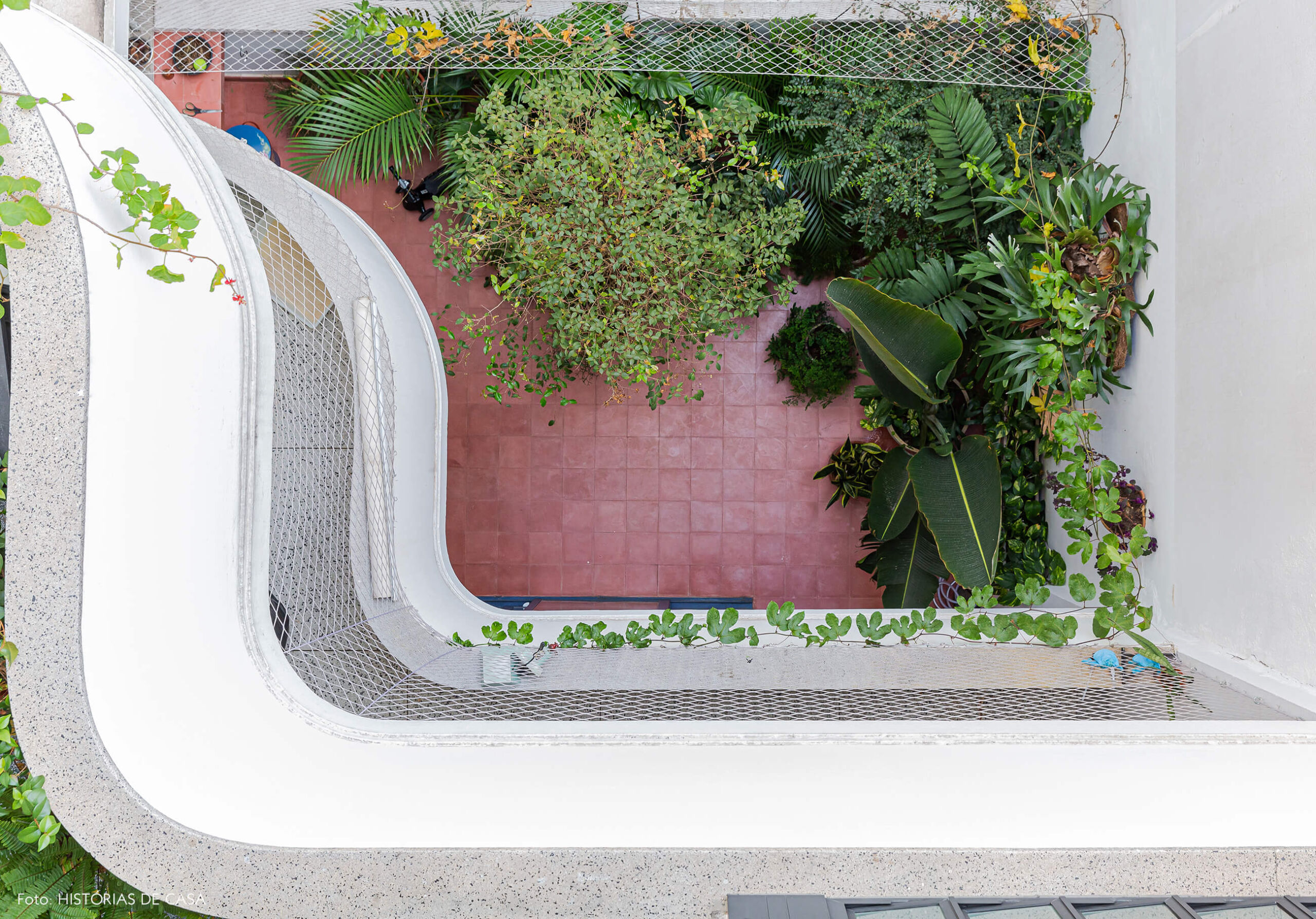 Apartamento térreo com jardim e plantas, piso de ladrilhos hidráulicos