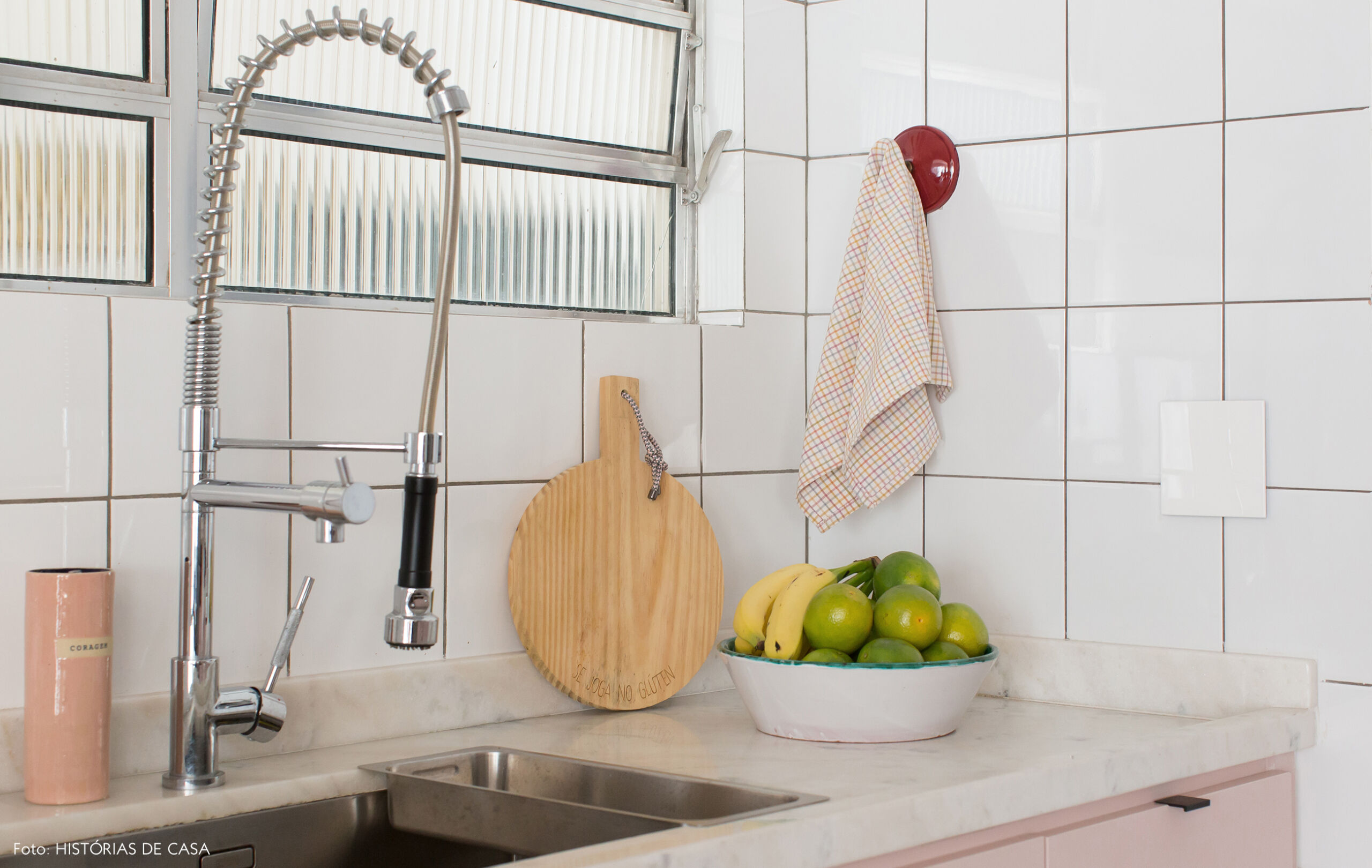 Apartamento no Edifício Saint Honore, cozinha cor de rosa e azulejos brancos