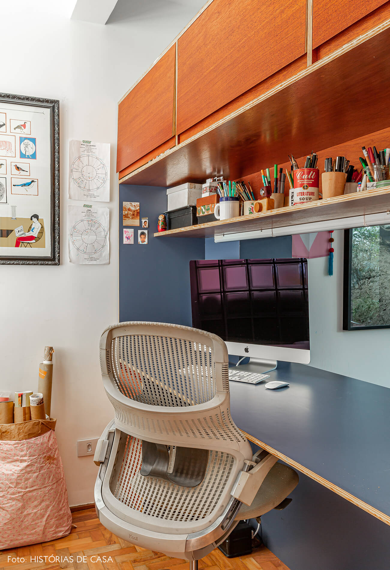 Apartamento com home office integrado, estante dupla face