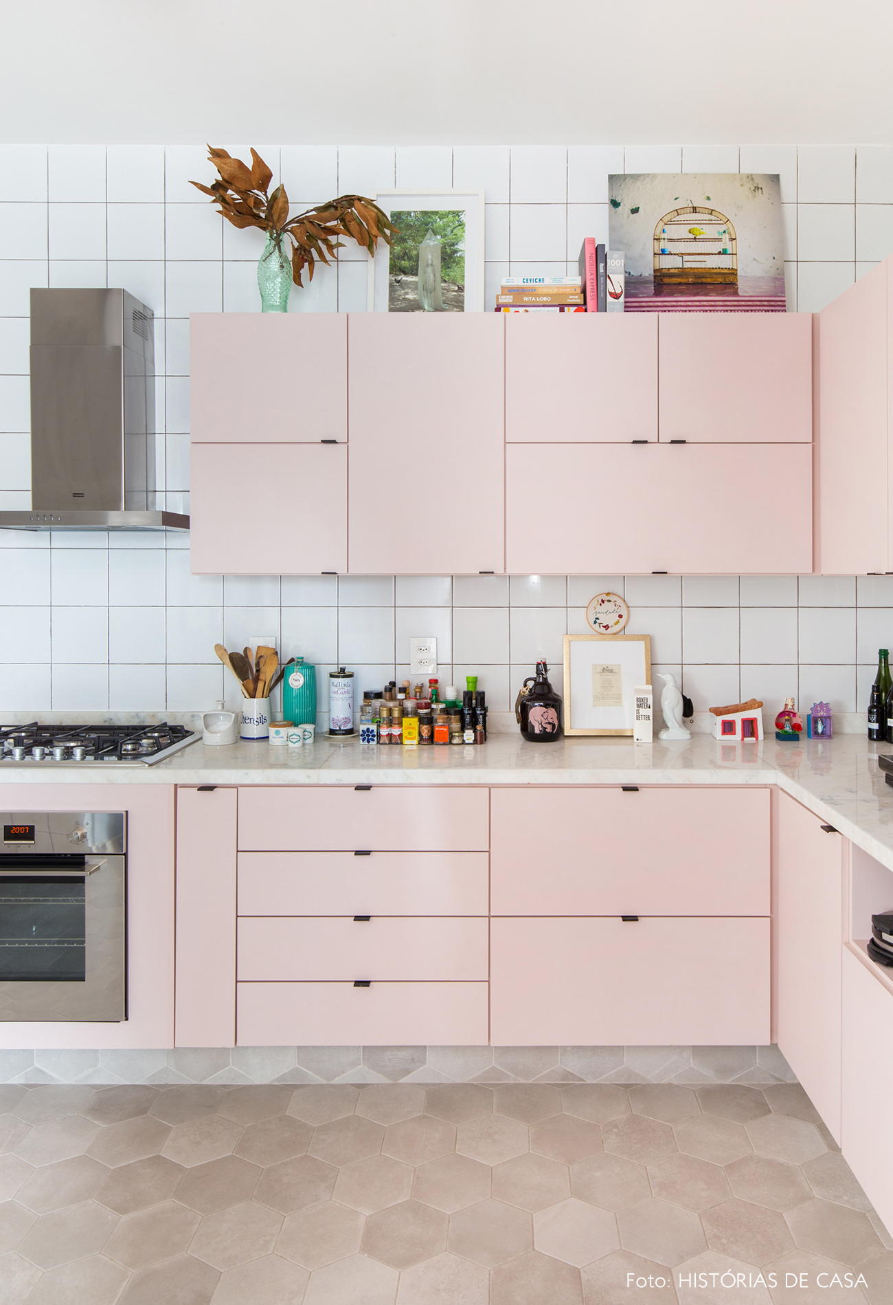 Apartamento no Edifício Saint Honore, cozinha cor de rosa e azulejos brancos