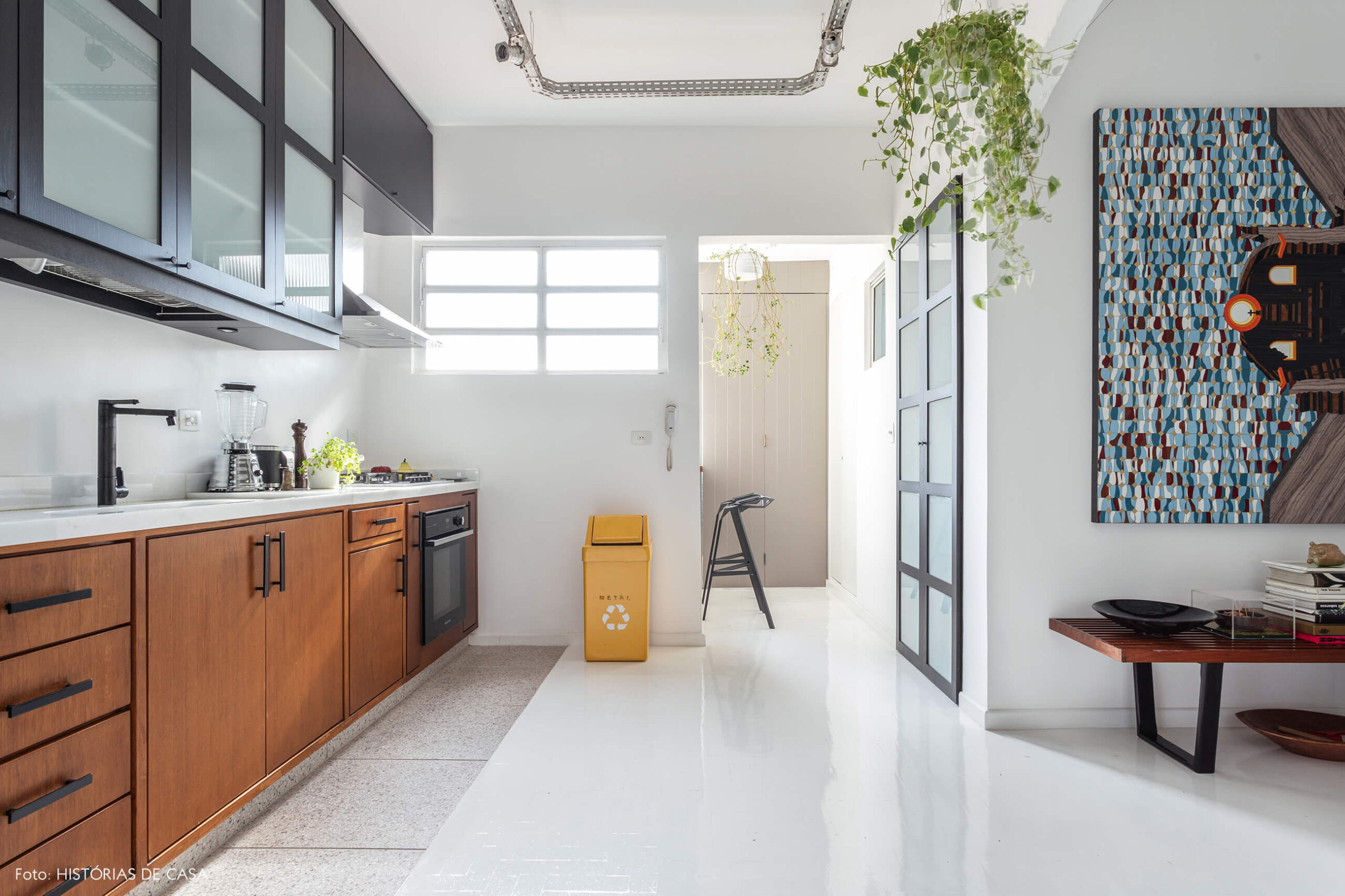 Apartamento escandinavo, cozinha com piso pintado de branco e armários pretos
