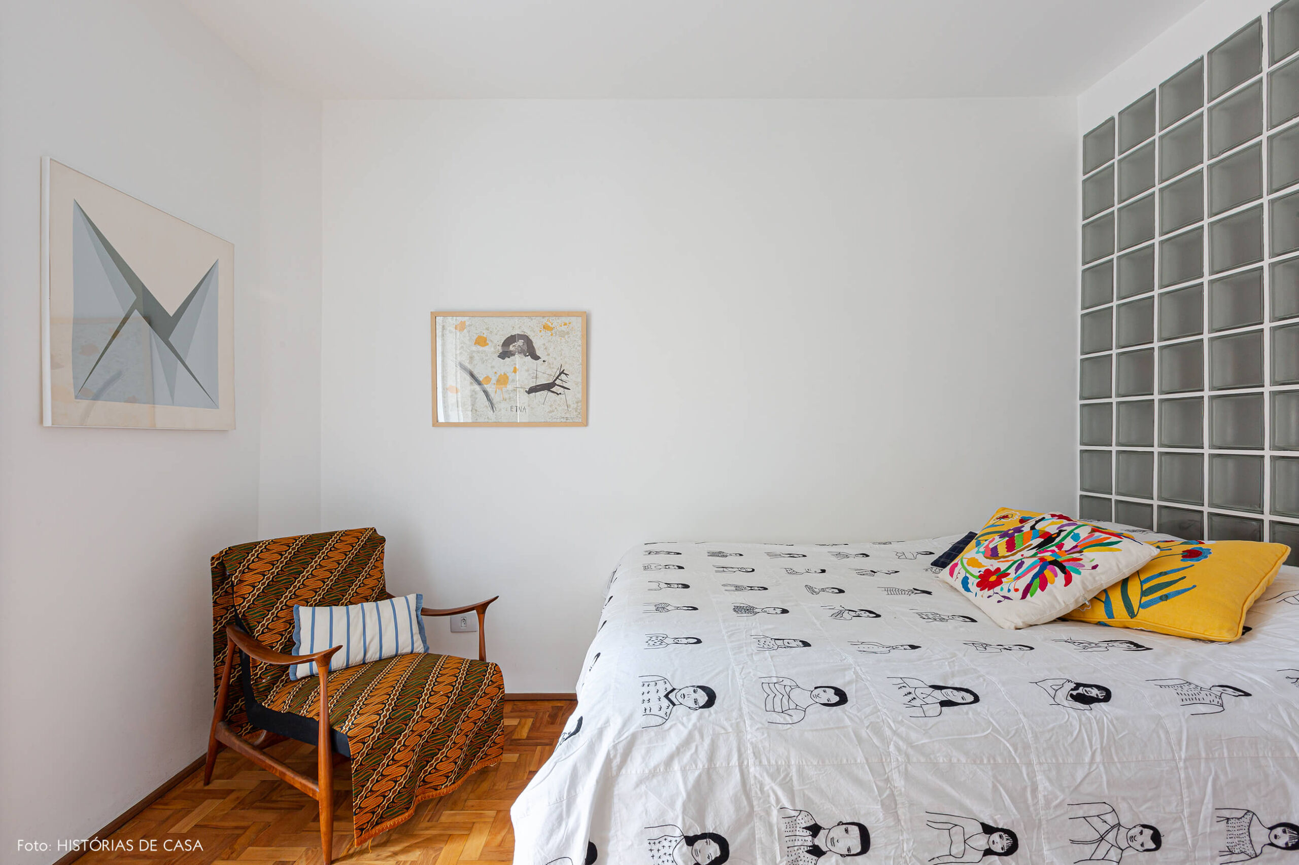 Quarto branco, parede de tijolos de vidro