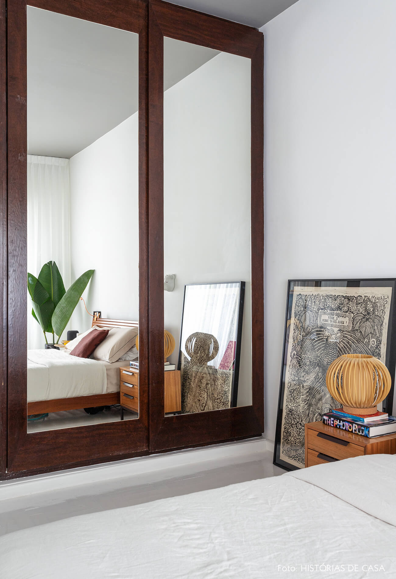 Apartamento escandinavo, quarto com armário espelhado