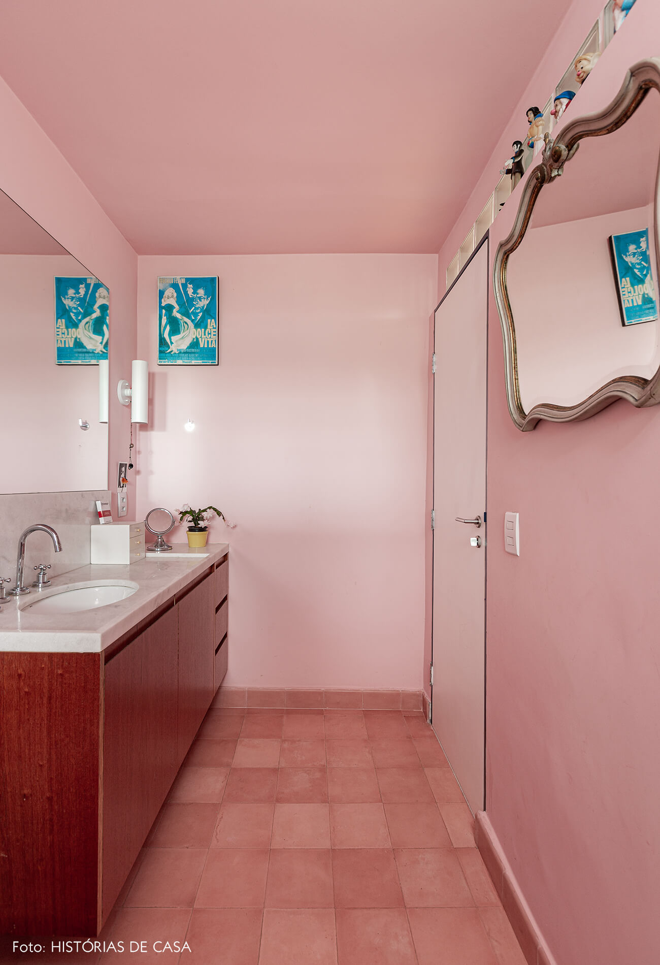 Banheiro rosa com piso de ladrilhos hidráulicos