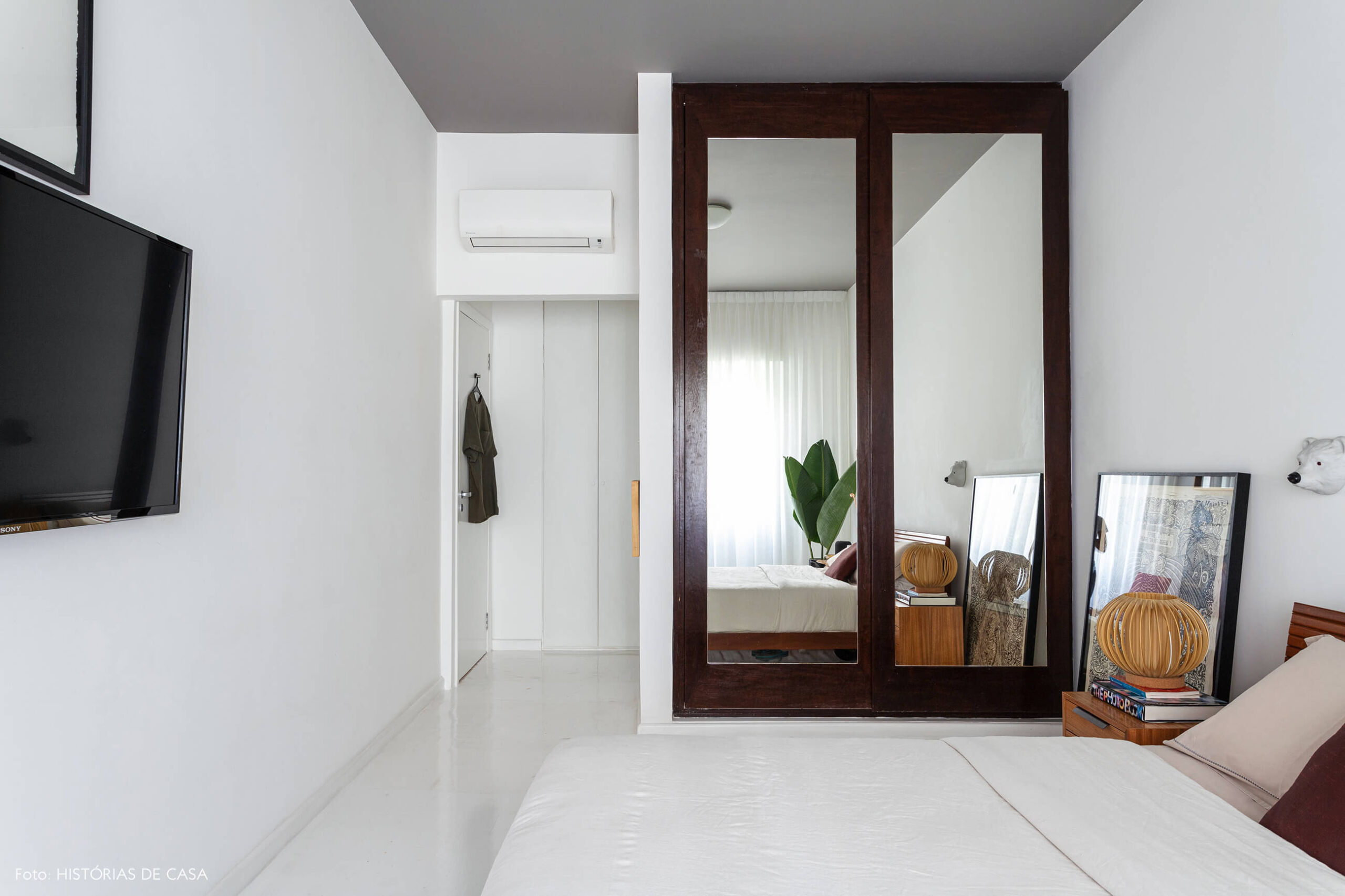 Apartamento escandinavo, quarto com armário espelhado