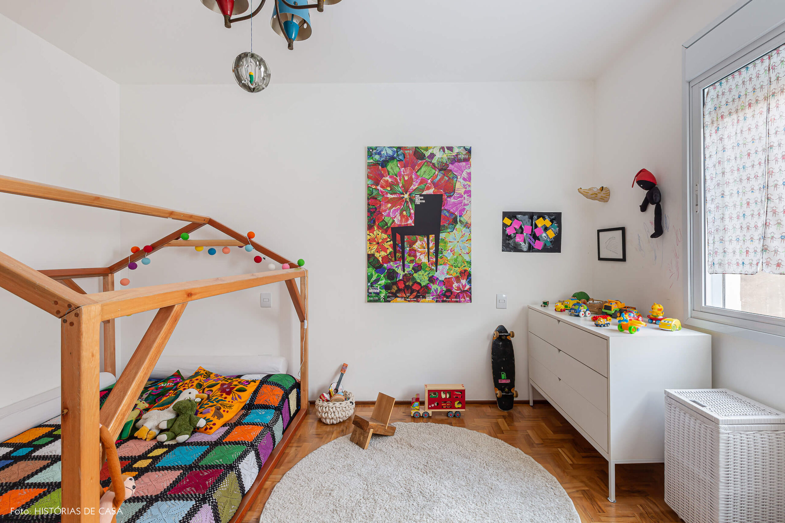 Quarto de criança com cama de casinha e colcha de crochê