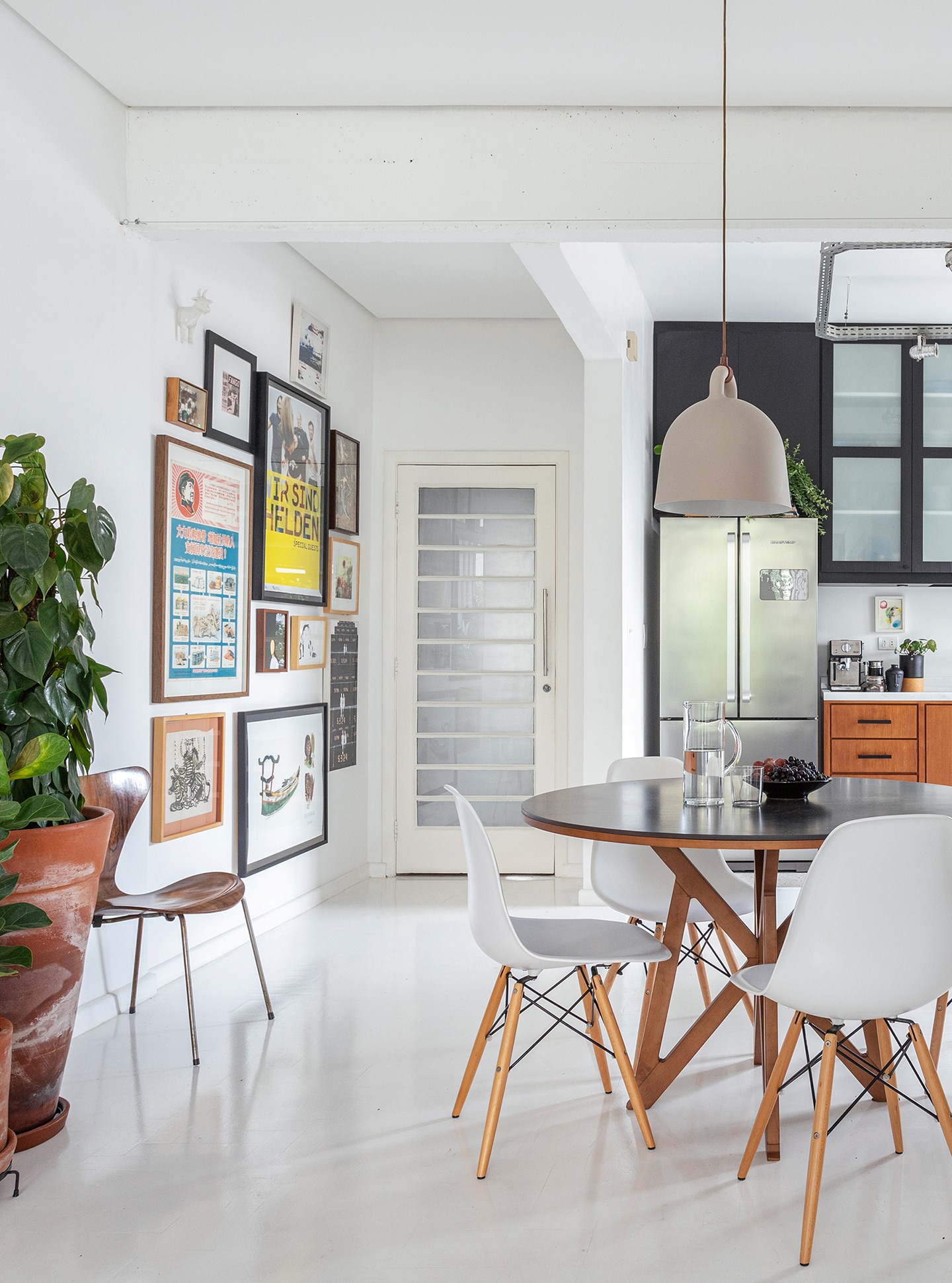 Apartamento escandinavo, piso de tacos pintado de branco