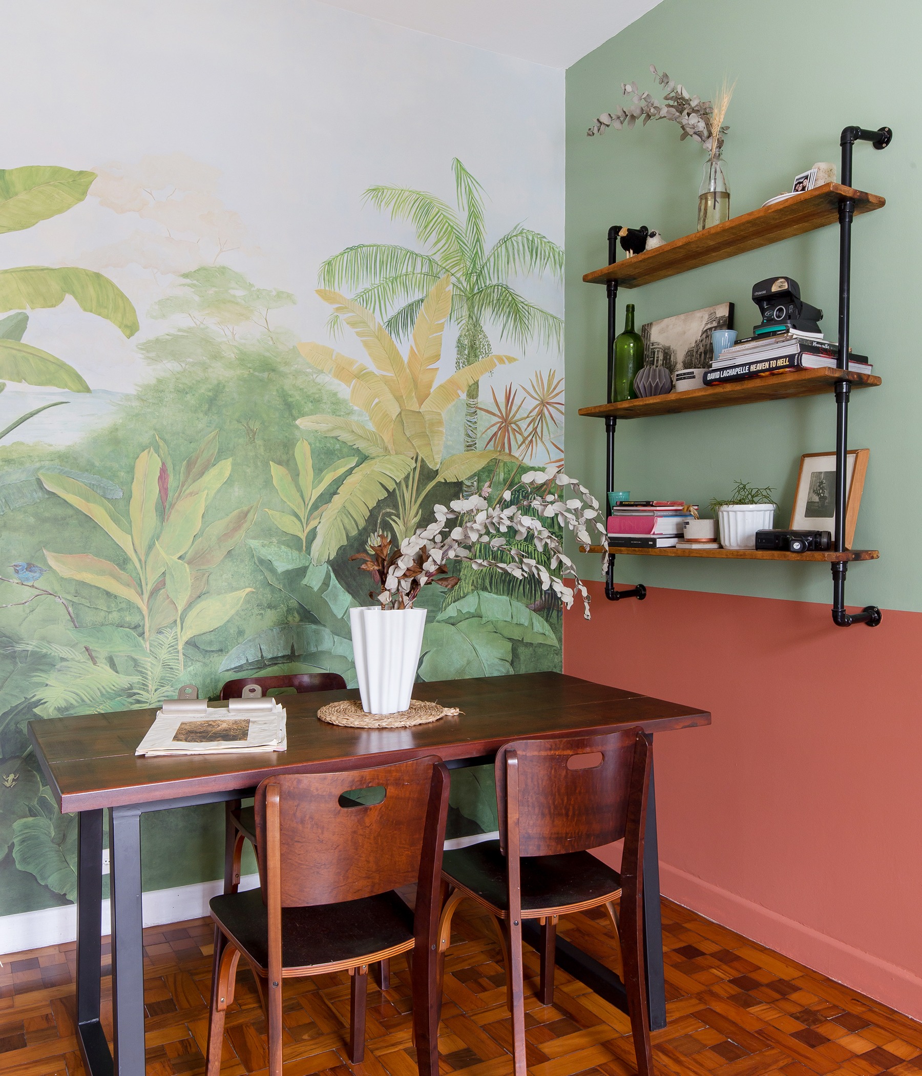 Antes e depois com paredes coloridas, pintura e papel de parede de floresta