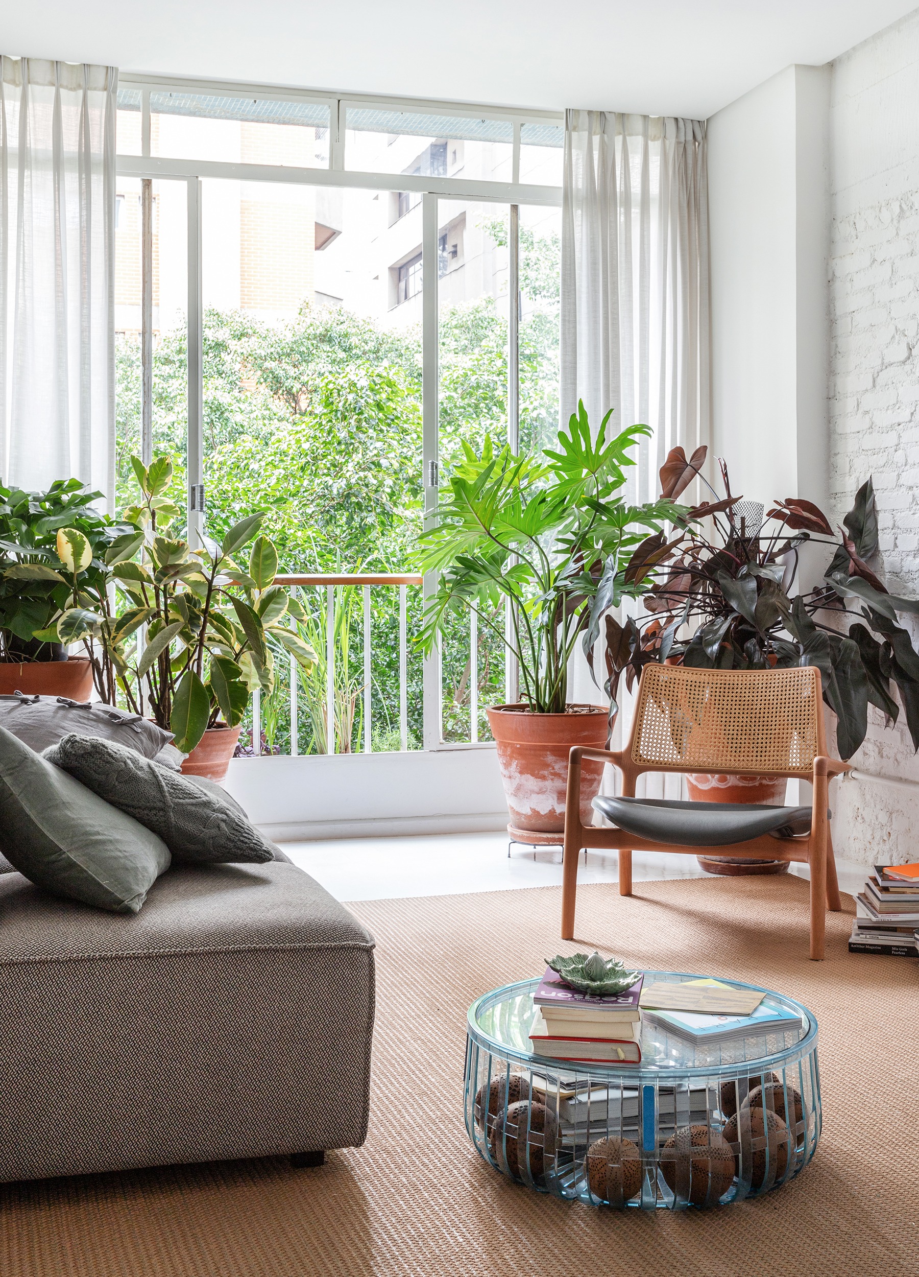 Apartamento escandinavo, decoração preto e branco, sala com plantas