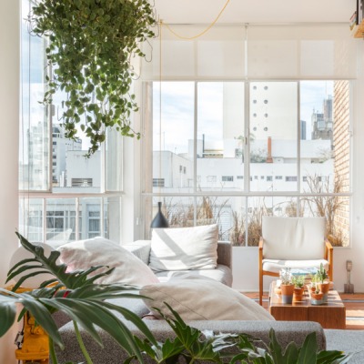 Apartamento minimalista com janelas de serralheria branca