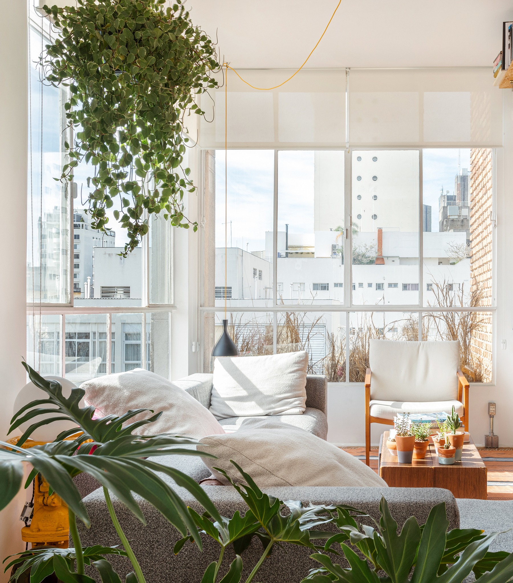 Apartamento minimalista com janelas de serralheria branca