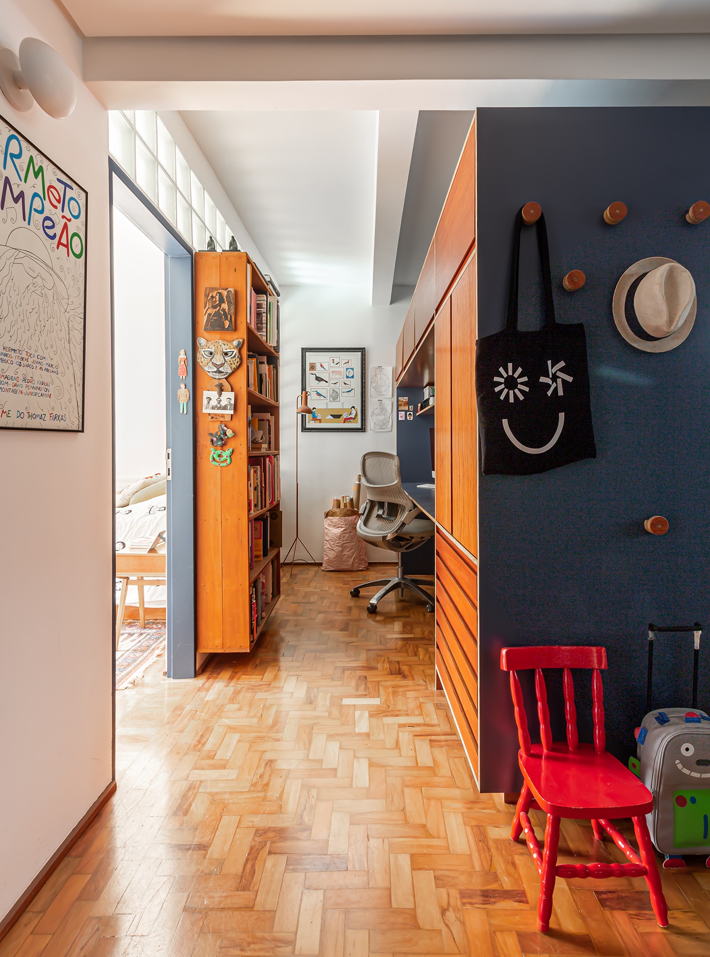 Apartamento integrado com home office na sala