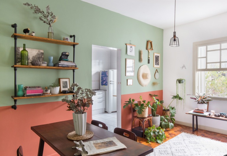 Antes e depois com paredes coloridas, pintura e papel de parede de floresta