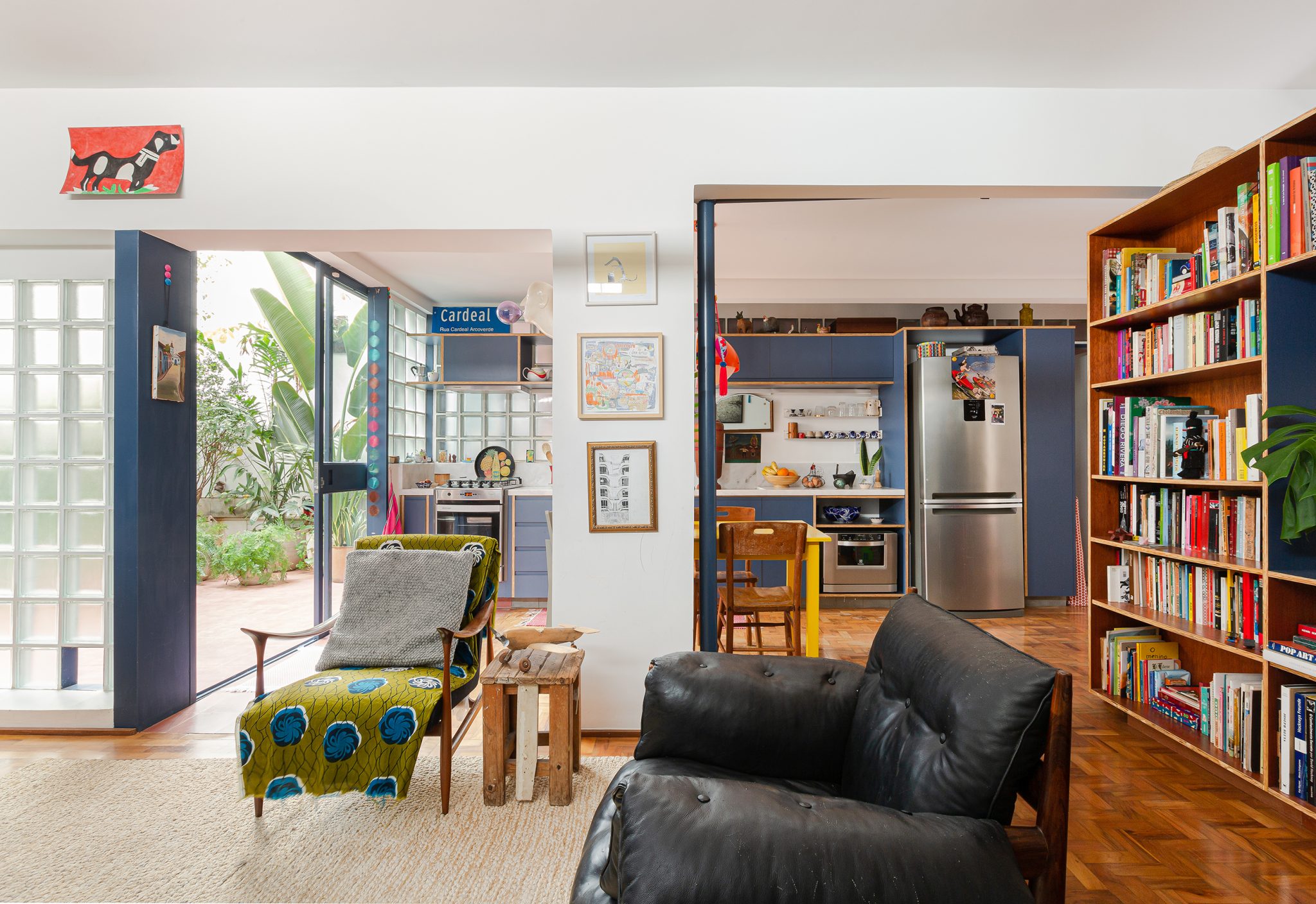 Apartamento reformado, cozinha colorida integrada