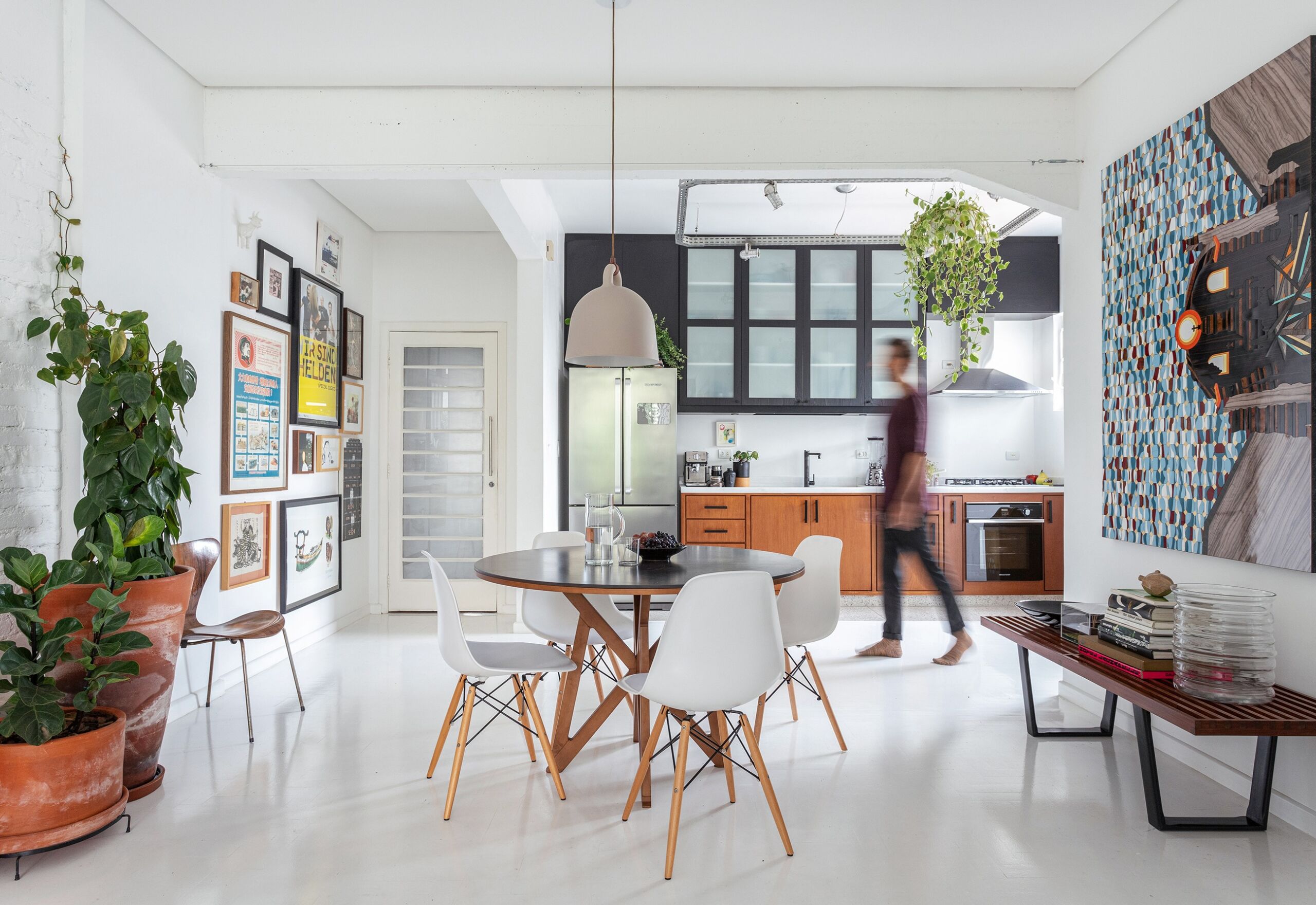 Apartamento escandinavo, piso de tacos pintado de branco