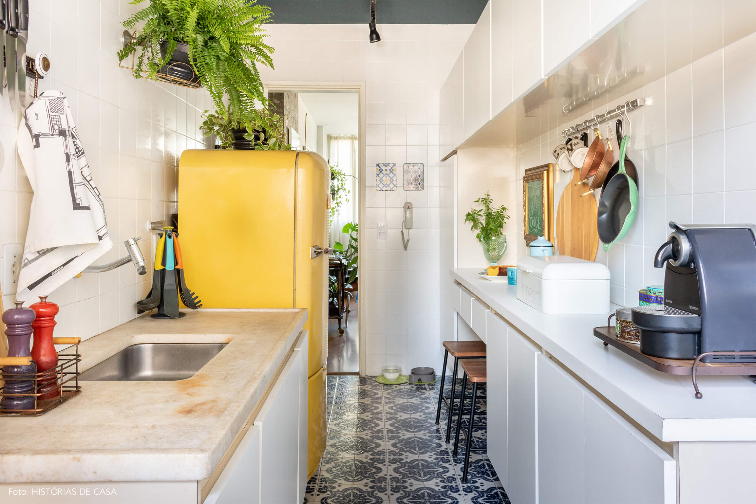 Cozinha com geladeira amarela e planta