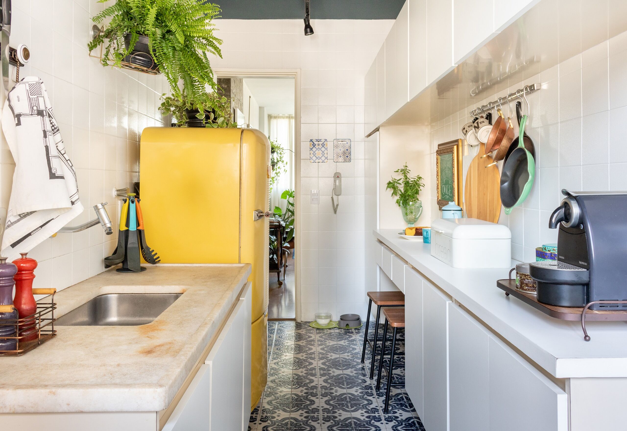 Cozinha com geladeira amarela e planta
