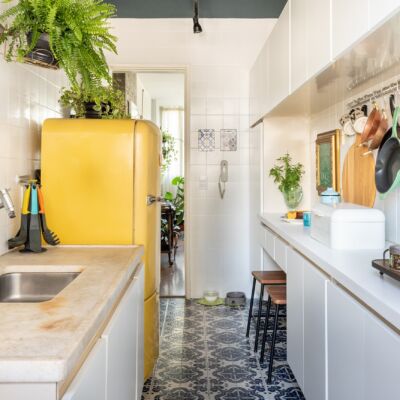 Cozinha com geladeira amarela