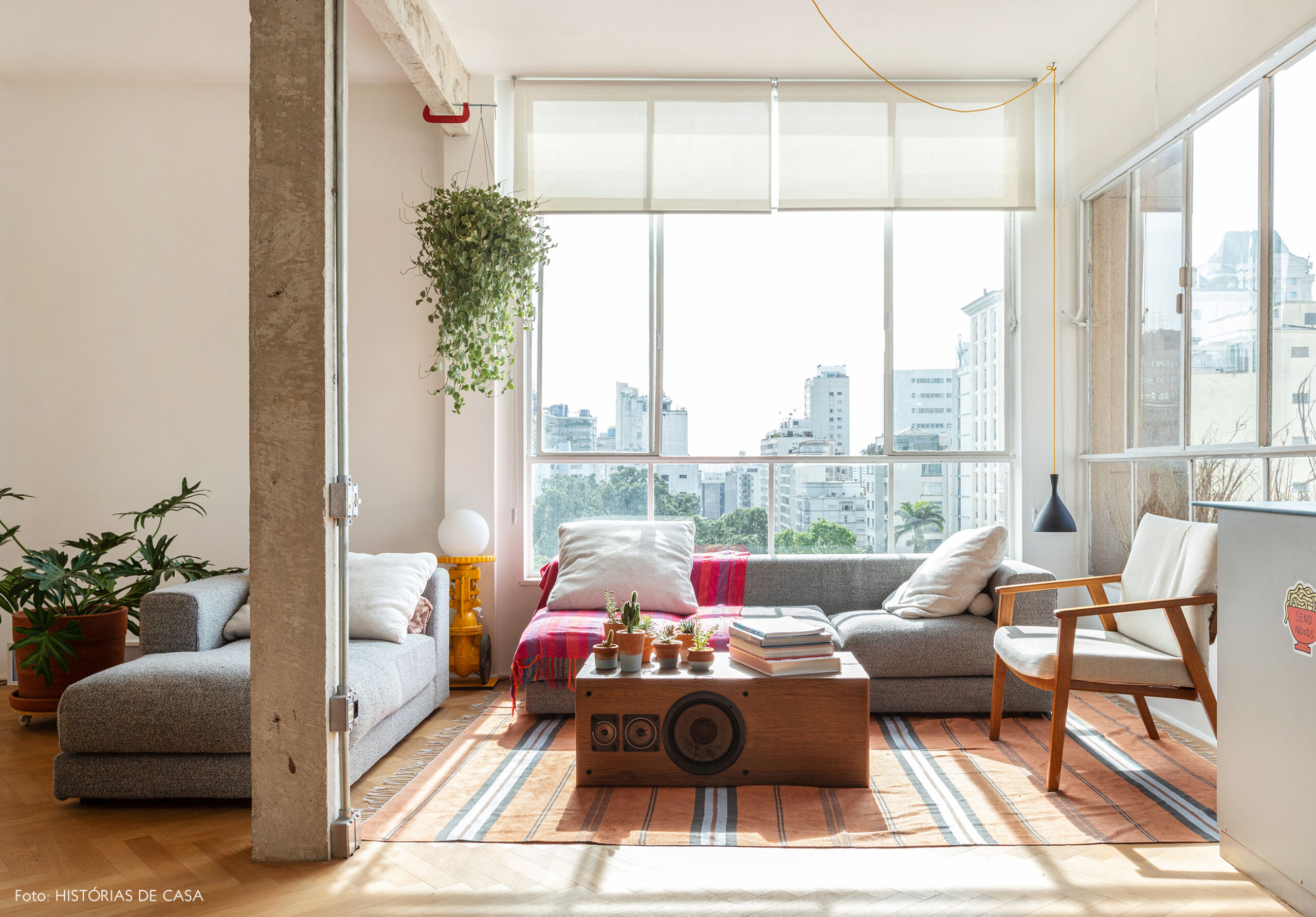 Apartamento com janelas de serralheria branca e piso de madeira